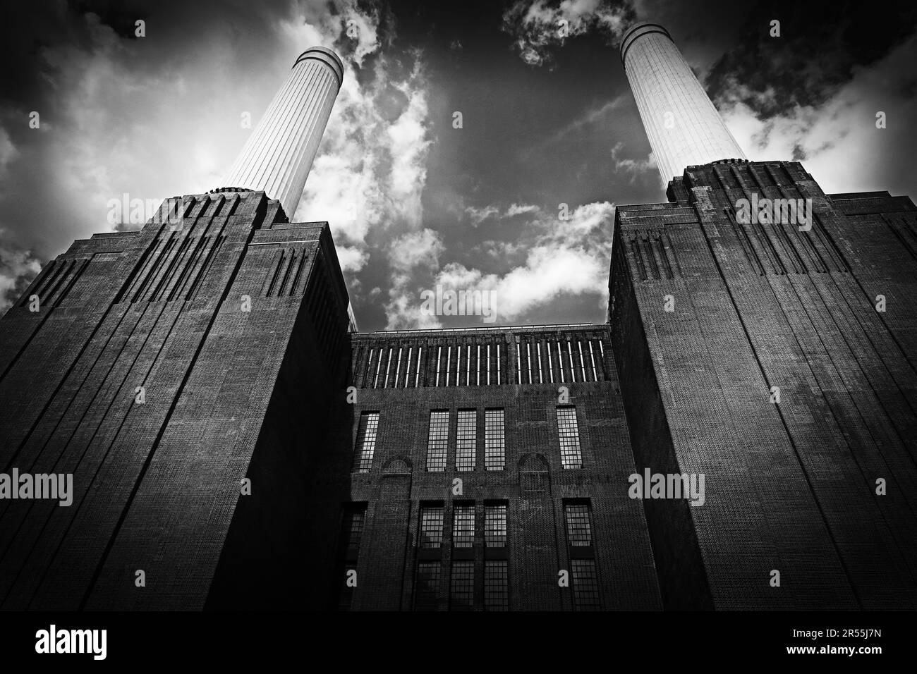 Vue spectaculaire en noir et blanc sur la centrale électrique de Battersea à Londres, mettant en valeur les cheminées imposantes et l'architecture industrielle monumentale Banque D'Images