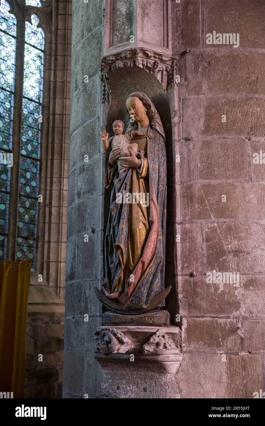 Quimperle (Bretagne, Nord-Ouest de la France) : Église Saint-Michel (également connue sous le nom de notre-Dame de l'Assomption) Statue de la Vierge et de l'enfant Banque D'Images