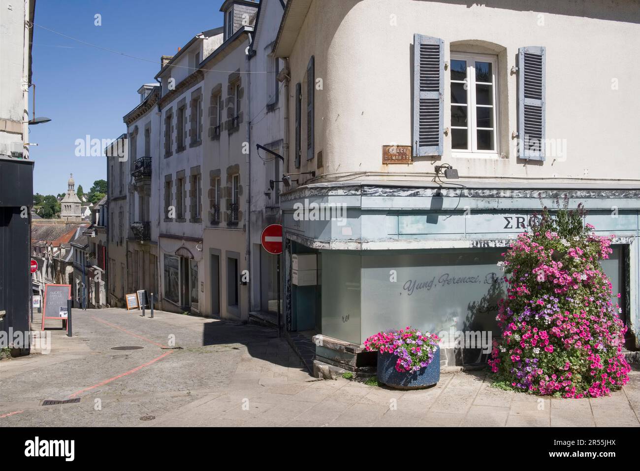Quimperle (Bretagne, Nord-Ouest de la France): Coin de la rue "rue Savary" et de la place Gambetta dans le centre ville Banque D'Images