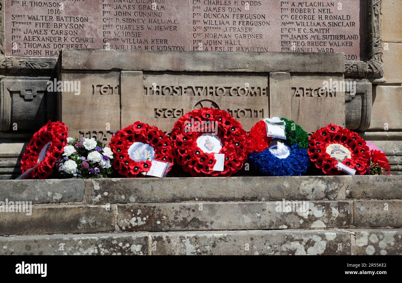 Des couronnes ont été déposées au War Memorial, à Helensburgh, en Écosse, à l'occasion du 80th anniversaire de la bataille de l'Atlantique. Banque D'Images