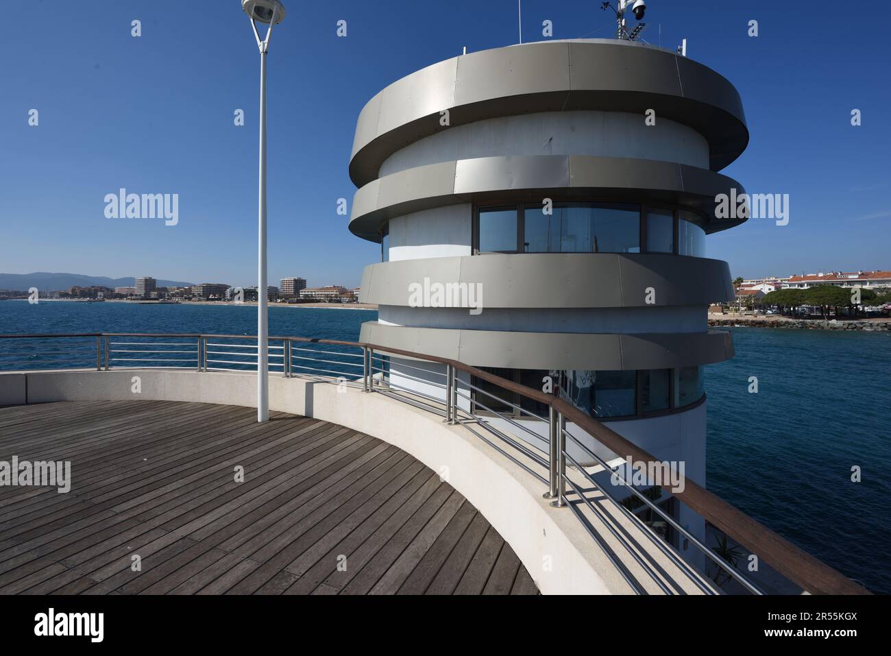 Capitainerie moderniste, Harbourmaster ou Port Master à l'entrée du Port, Port ou Port Saint Raphaël Var Côte d'Azur France Banque D'Images