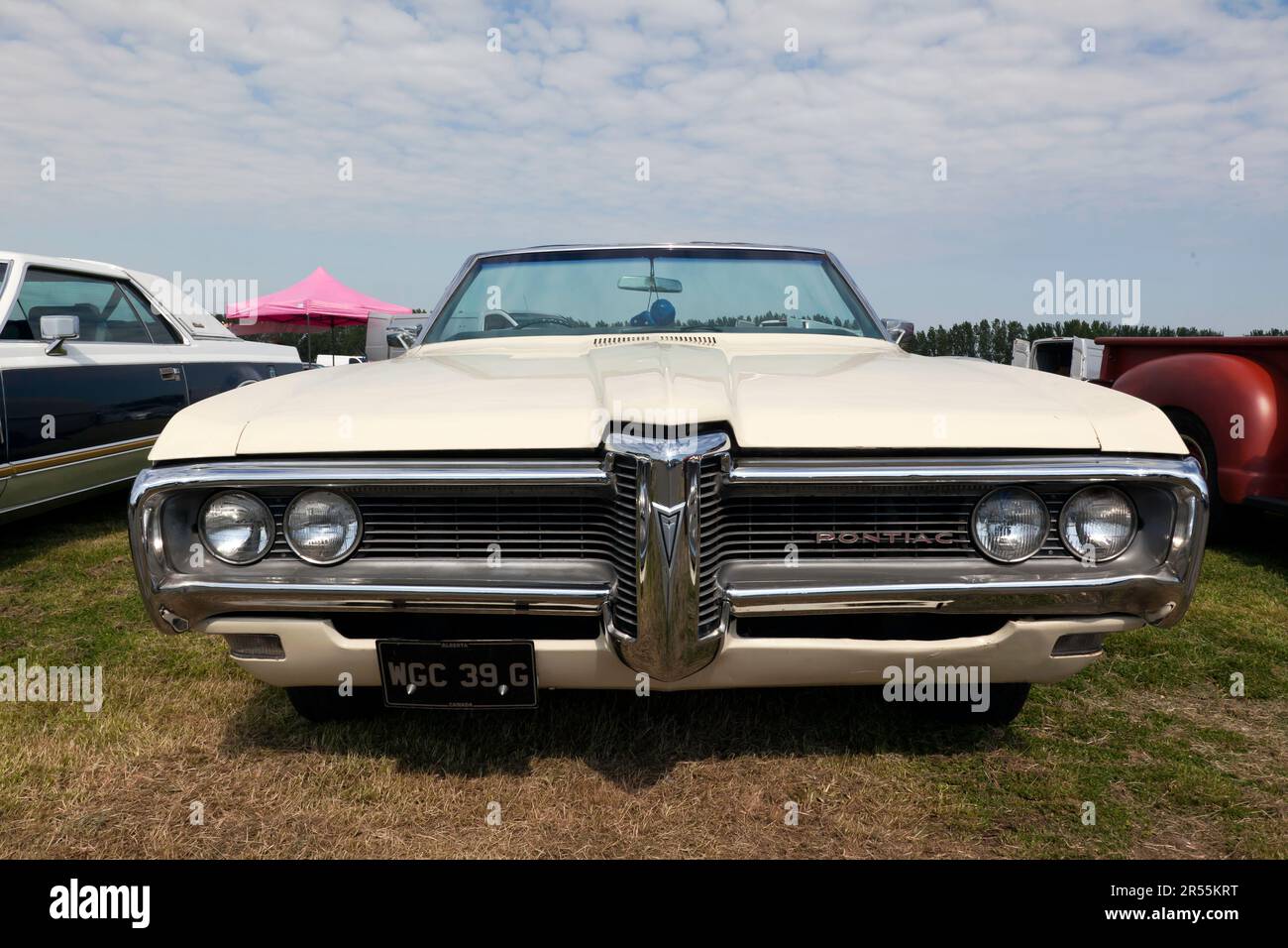 Vue avant du cabriolet parisien 1968 de Pontiac, blanc, présenté au salon de l'auto Deal Classic 2023 Banque D'Images