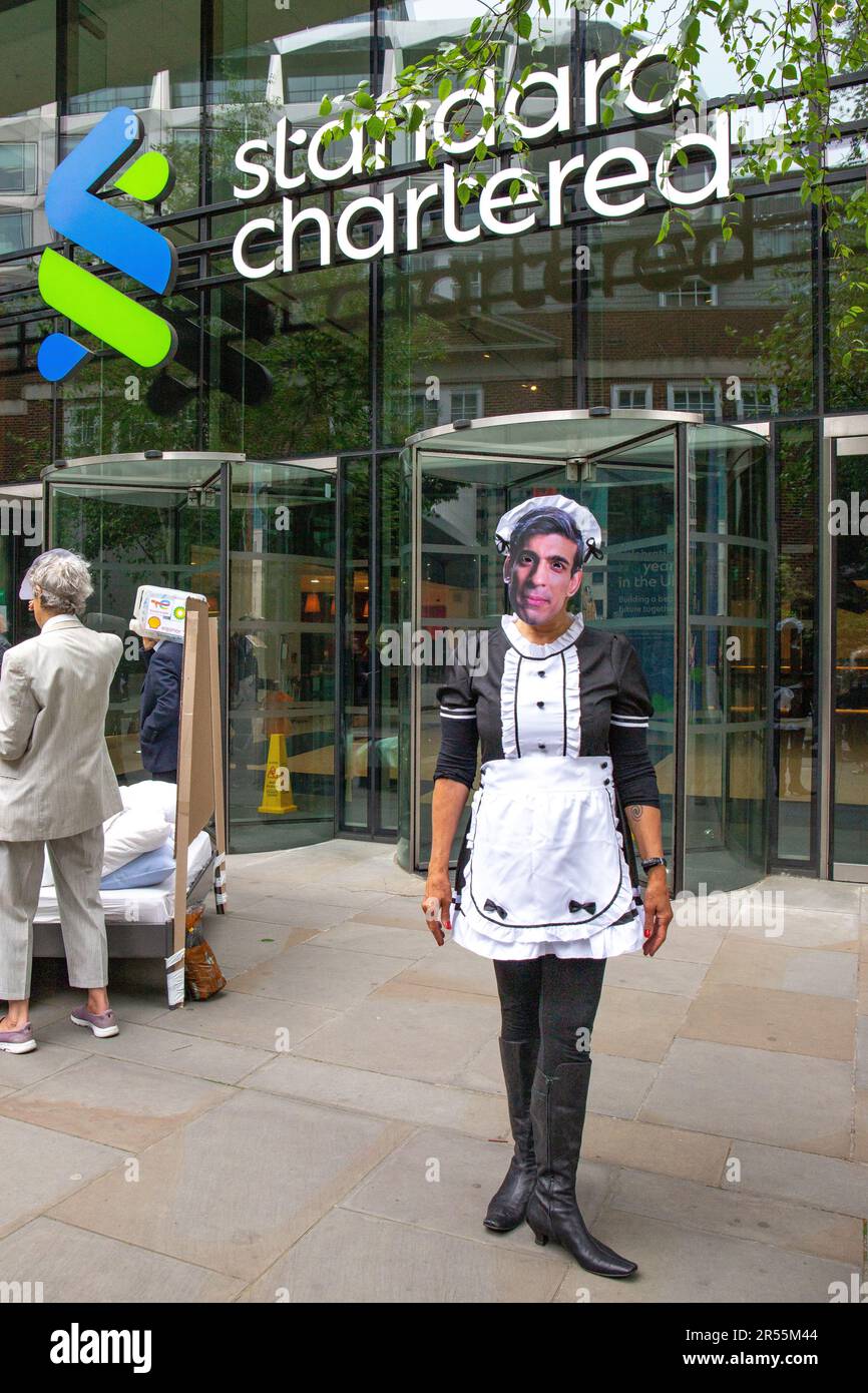 Londres, Angleterre, Royaume-Uni 01/06/2023 les activistes Money Rebellion présentent un « trois ans » satirique chez Standard Chartered entre le PDG Bill Winters et ses amis des combustibles fossiles, le pétrole et le charbon, comme Rishi Sunak cherche à servir du champagne et à se voir offrir occasionnellement un bung d'argent. Banque D'Images