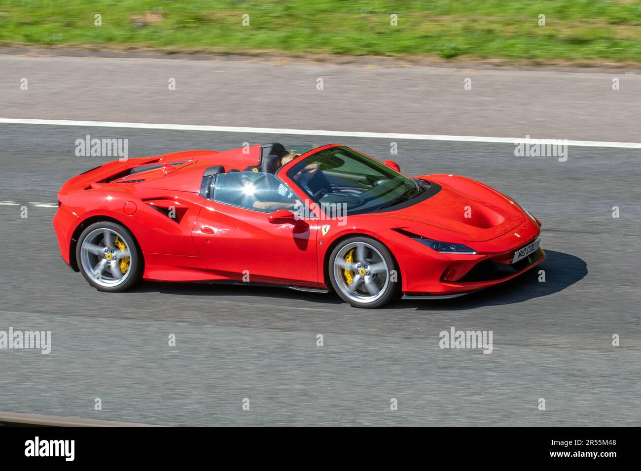 2021 rouge Ferrari F8 SPIDER S-A 3902cc roadster à essence, sur L'AUTOROUTE M61, UKL Banque D'Images