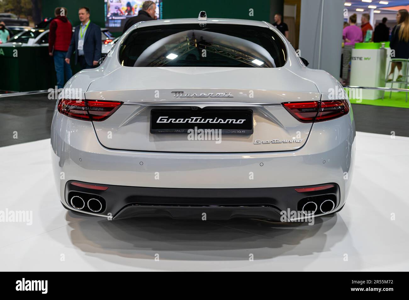 Riga, Lettonie, 28 avril 2023 : la supervoiture de luxe Maserati GranTurismo a été présentée au salon de l'automobile de Riga Banque D'Images