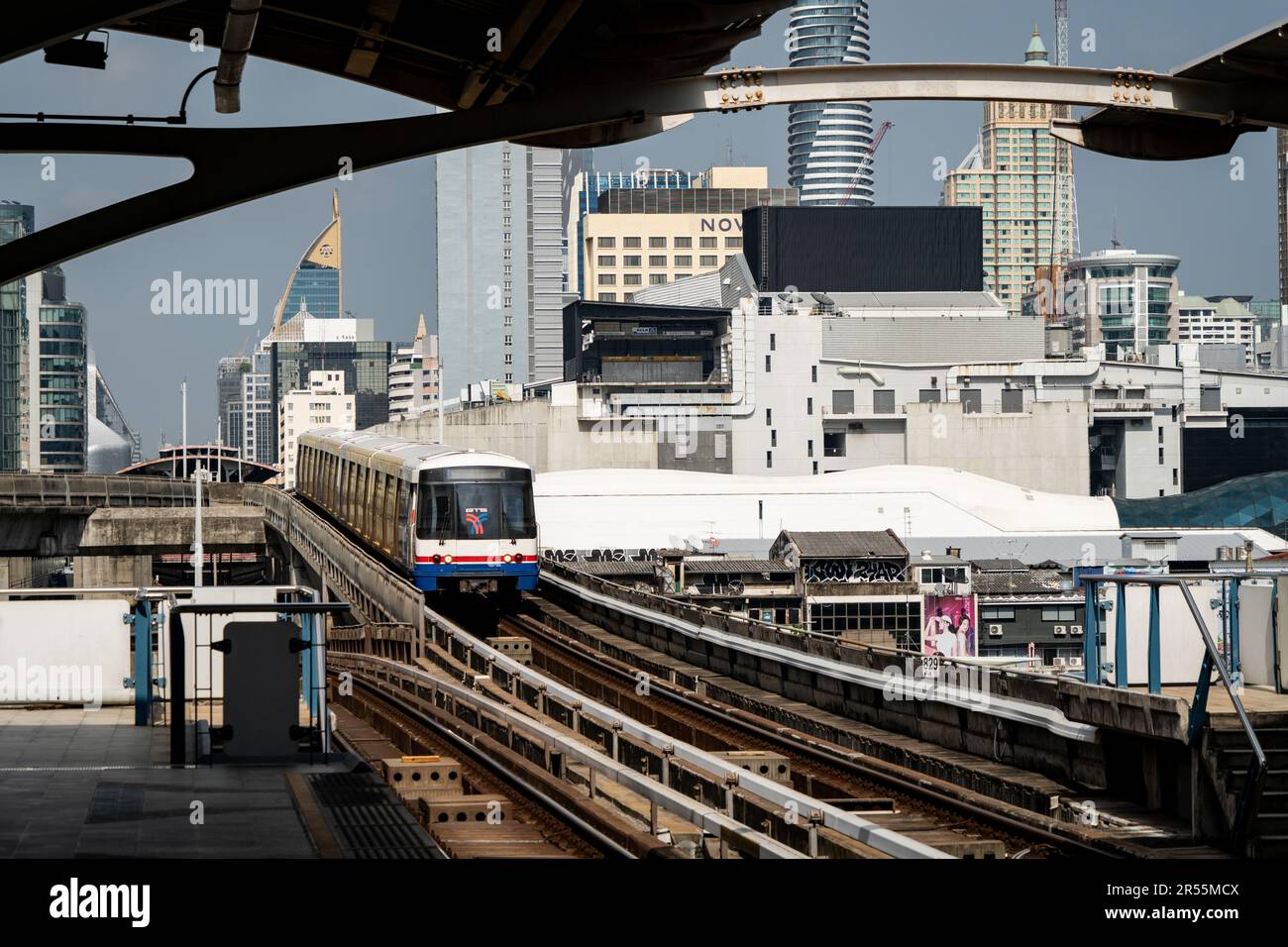 Bangkok, Thaïlande. 02nd juin 2023. Un Skytrain BTS arrive à la station du stade national de Bangkok sur 1 juin 2023. Credit: Matt Hunt/Neato/Alay Live News Banque D'Images
