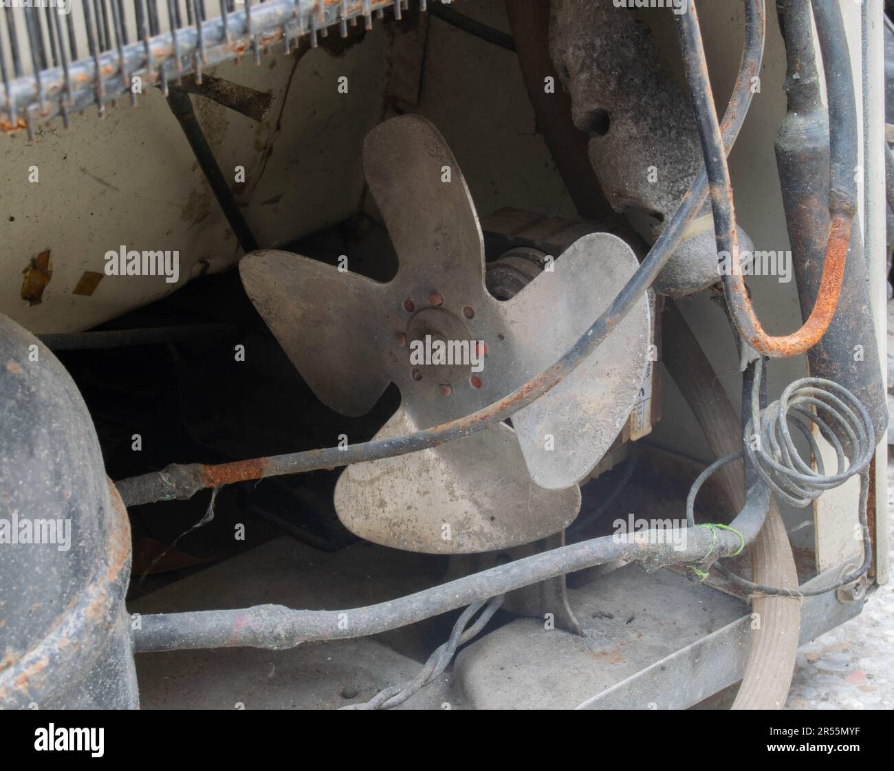 Ventilateur du réfrigérateur à côté du compresseur du réfrigérateur à l'arrière du réfrigérateur. Banque D'Images