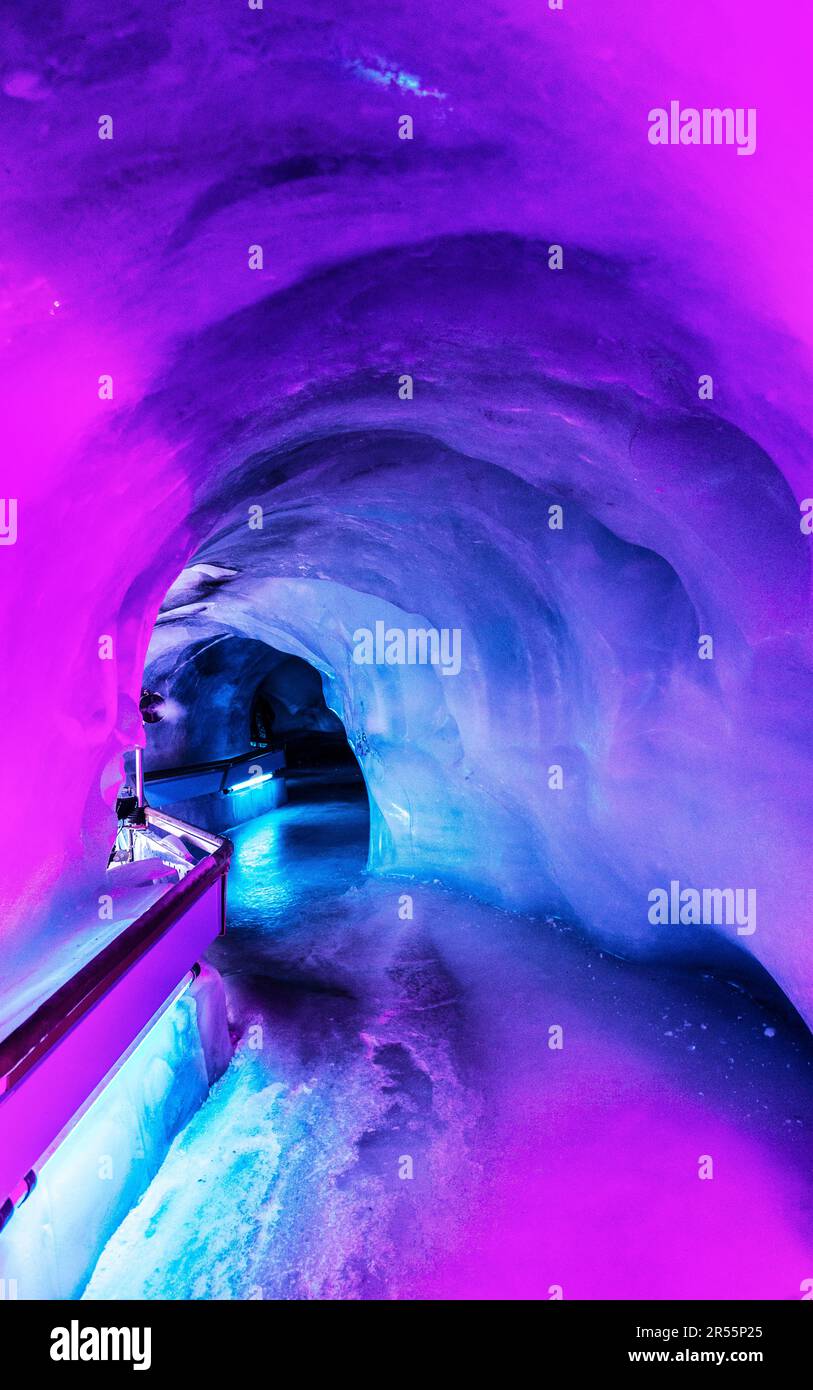 Intérieur coloré de la grotte du glacier Titlis, au sommet du mont Titlis, en Suisse Banque D'Images