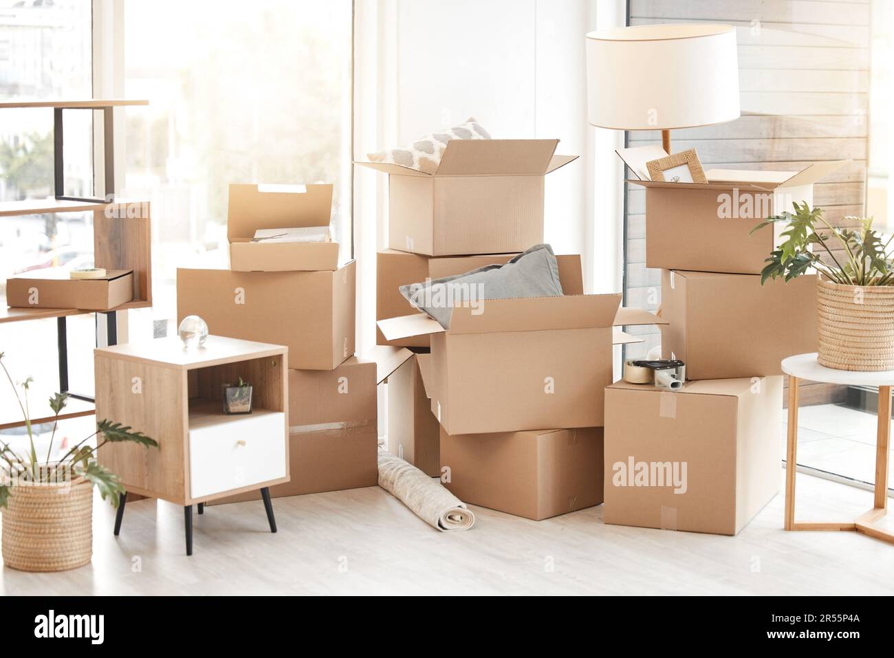 Carton, boîtes mobiles et maison d'emballage avec meubles, décorations de salon et espace d'appartement. La maison, boîte emballée et la propriété vide à Banque D'Images