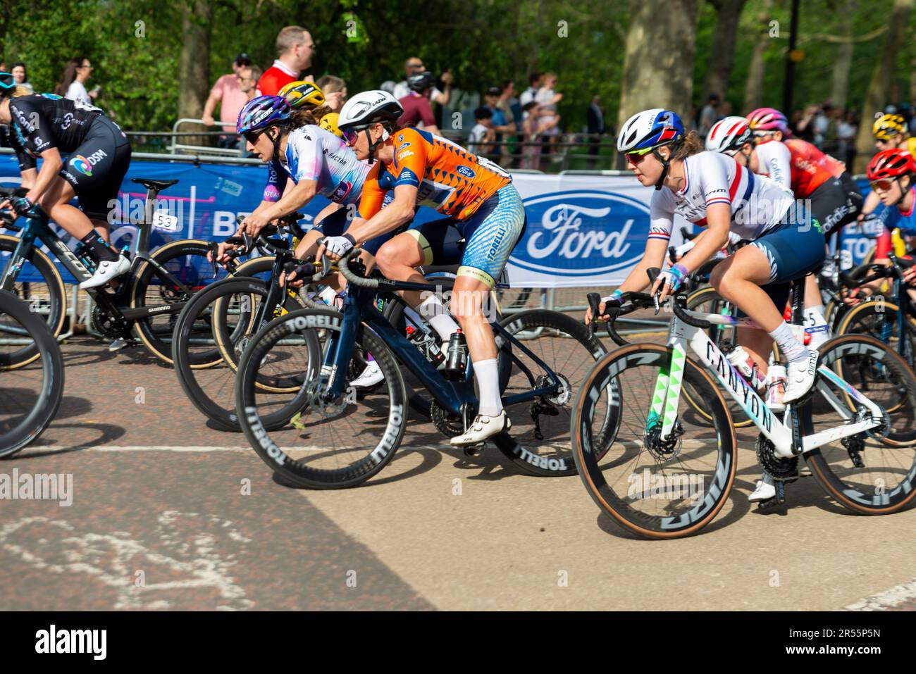 Les coureurs qui s'affronte à la course automobile Classique UCI Women's WorldTour Stage 3 de la course de vélo Ford RideLondon 2023 à Londres, Royaume-Uni. Hanna Johansson Banque D'Images