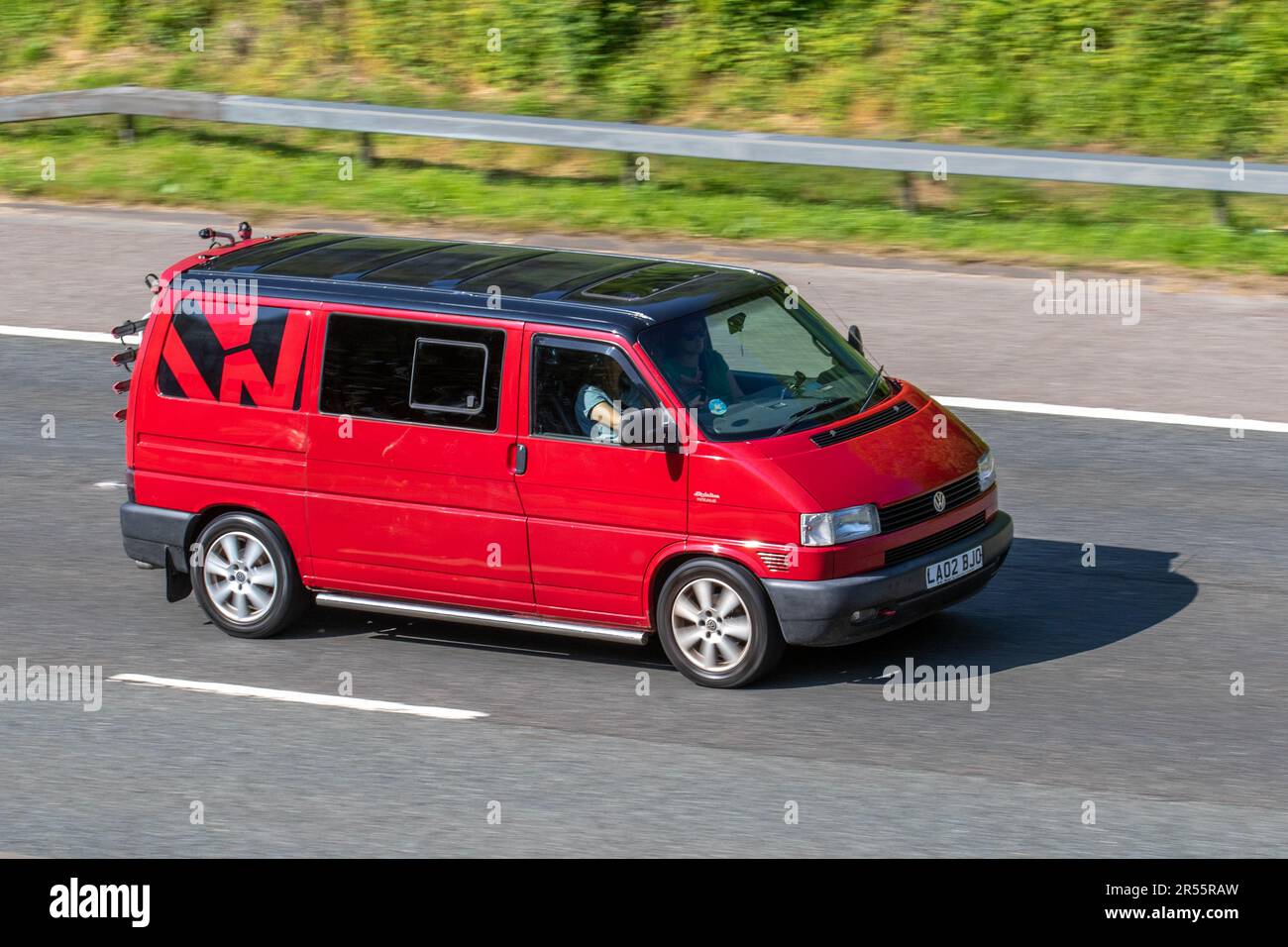 2002 Rouge VW Volkswagen transporter TDI SWB, LCV Panel Van Diesel 2461 cc Window van voyageant sur l'autoroute M61, Royaume-Uni Banque D'Images