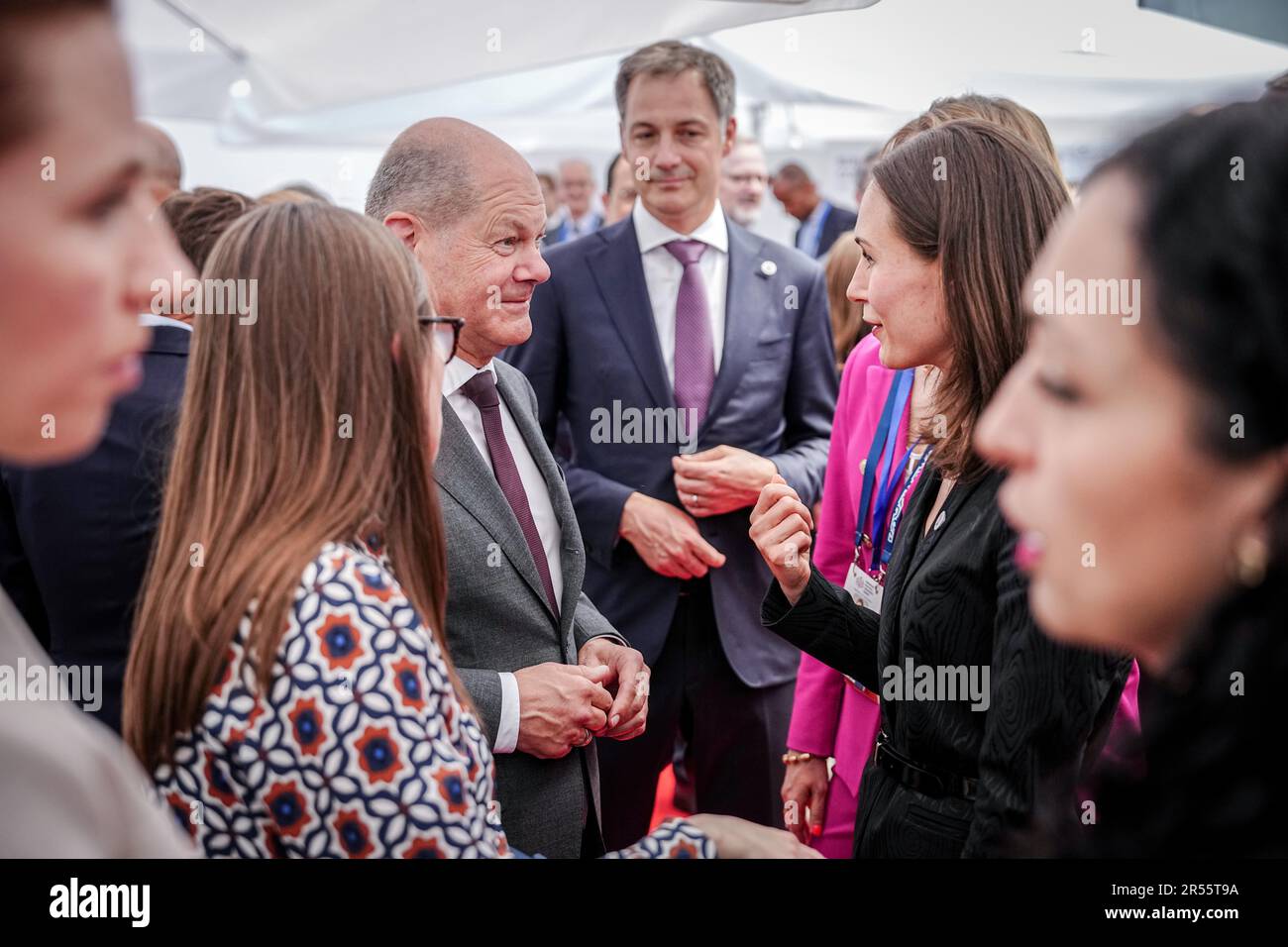 01 juin 2023, Moldova, Bulboaca: Katrin Jakobsdottir (l-r), Premier ministre d'Islande, Chancelier allemand OLAF Scholz (SPD), Alexander de Croo, Premier ministre de Belgique, et Sanna Marin, Premier ministre de Finlande, parlent au sommet de la Communauté politique européenne (CPE) en Moldavie. L'EPG a été fondée l'année dernière sur l'initiative française. Son but est de rapprocher les États européens et les États proches de l'est qui ne sont pas membres de l'Union européenne de l'UE. Il compte 47 membres, dont l'Ukraine, la Moldova et la Turquie, pays candidat, la Géorgie, ainsi que l'Azerbaïdjan et l'Arménie. P Banque D'Images