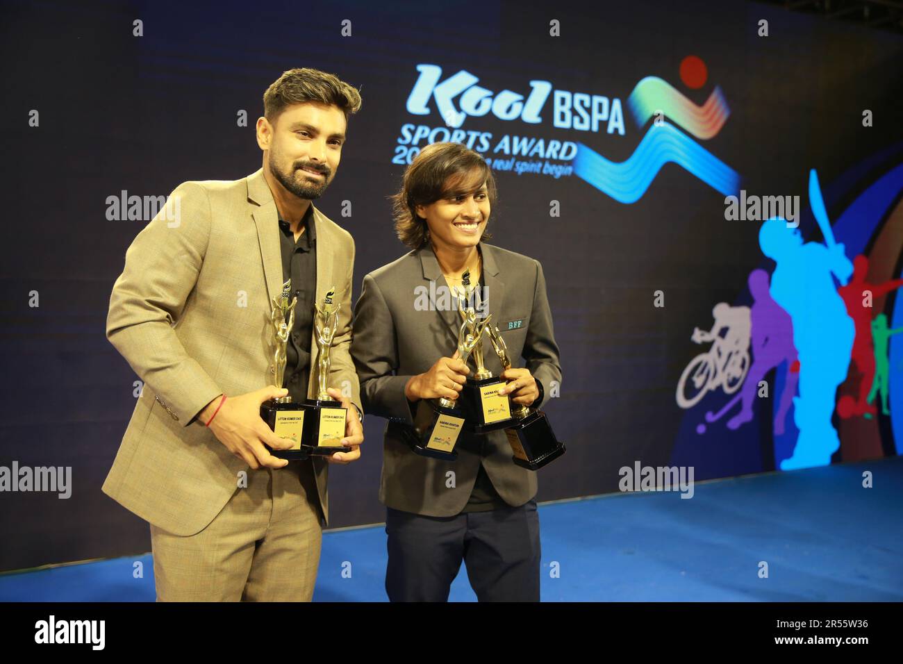 Batter Liton Das (L), star du Bangladesh, a remporté le prix de la personne sportive de l'année 2022 de l'Association de la presse sportive du Bangladesh (BSPA) pour ses performances acro Banque D'Images