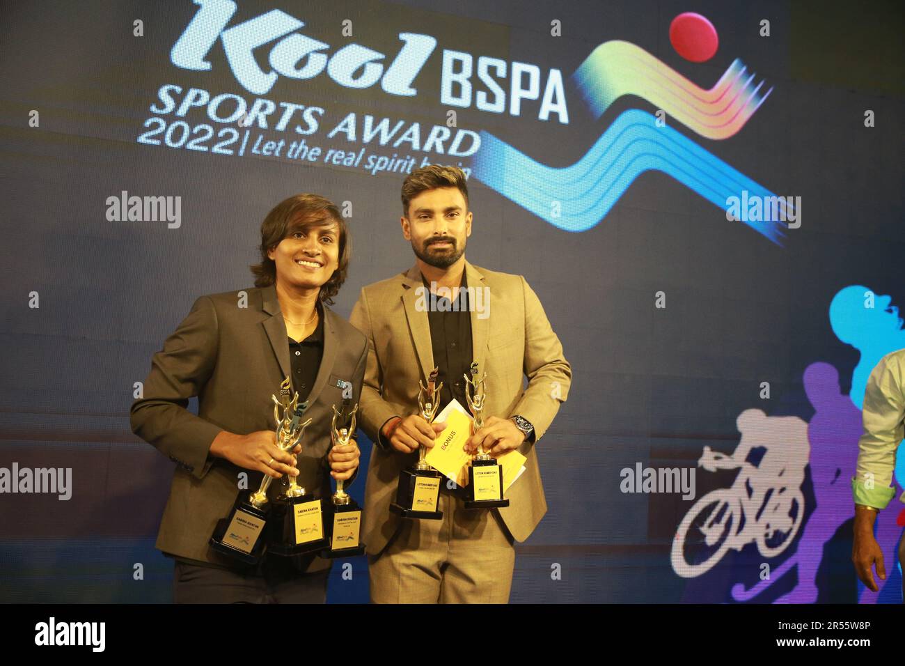 Batter Liton Das (R), une star du Bangladesh, a remporté le prix de la personne sportive de l'année 2022 de l'Association de la presse sportive du Bangladesh (BSPA) pour ses performances acro Banque D'Images
