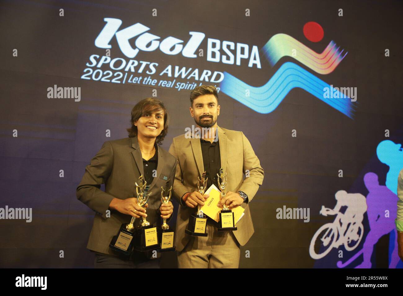 Batter Liton Das (R), une star du Bangladesh, a remporté le prix de la personne sportive de l'année 2022 de l'Association de la presse sportive du Bangladesh (BSPA) pour ses performances acro Banque D'Images