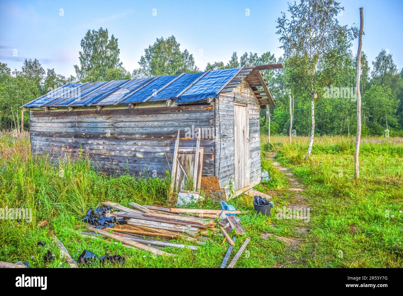 Chalet en bois dans la nature, oblast de Pskov, Russie Banque D'Images