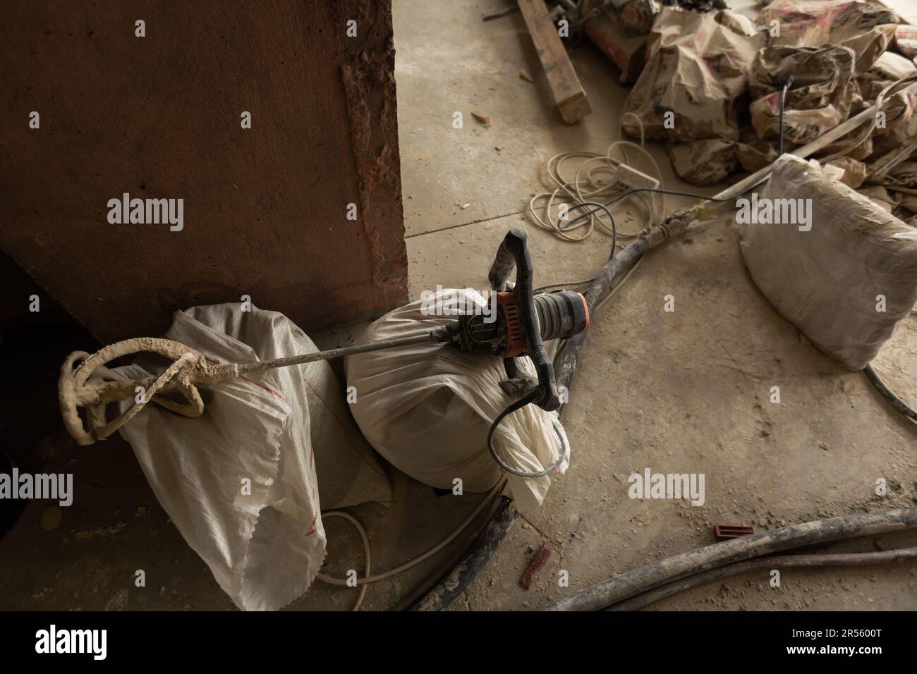 outils pour la réparation d'appartements, les murs de l'appartement sont en construction, remodelage, rénovation, extension, restauration et reconstruction. Banque D'Images