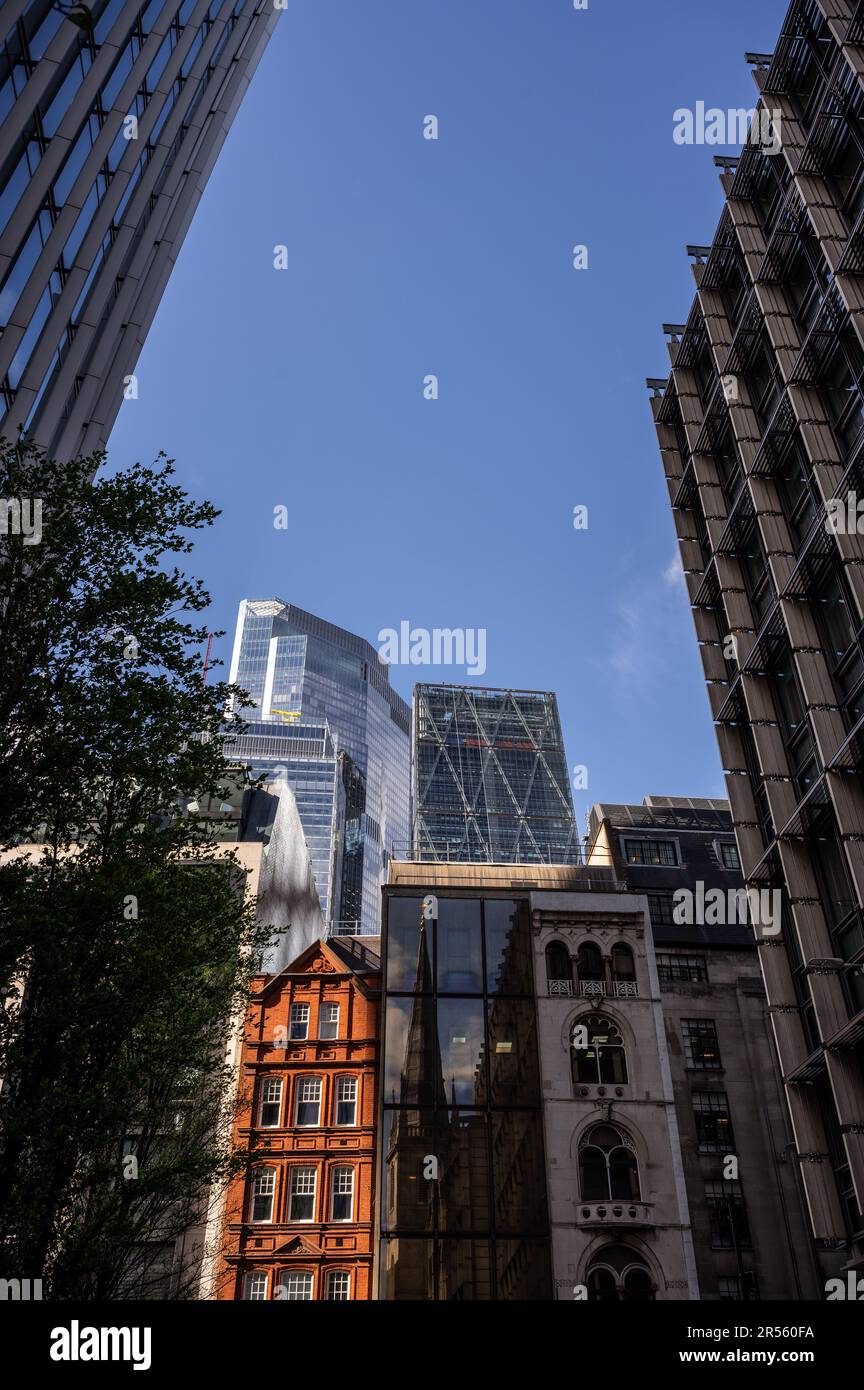 Londres, Royaume-Uni: Ville de Londres vue de Rood Lane à côté de la Walkie-Talkie (L). La rue Fenchurch devant le Cheesgrater et le 22 Bishopsgate derrière. Banque D'Images