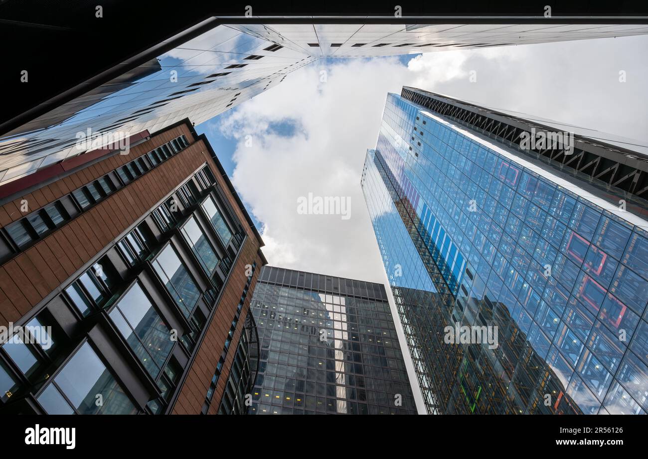 Londres, Royaume-Uni: Bâtiments de Londres vus de la place Crosby sous 22 Bishopsgate (en haut) regardant vers Undershaft. Le Cheesegrater se trouve sur la droite. Banque D'Images