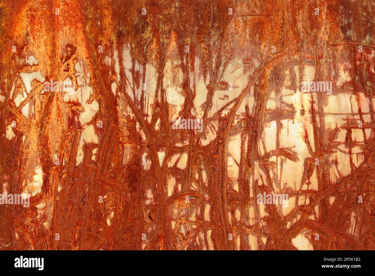 Une abstraction marron rouge de lignes et textures rouillées rayées sur une surface industrielle en métal patiné. Marques d'impact aléatoires sur un mur en acier. Apparence Banque D'Images