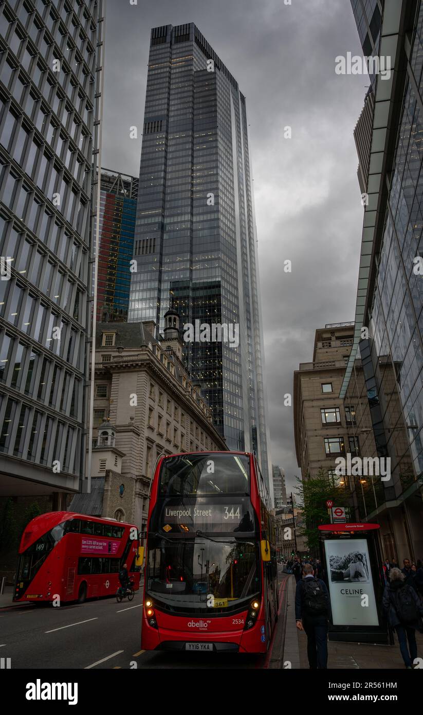 Londres, Royaume-Uni: Bishopsgate dans la ville de Londres avec un bus rouge de Londres à un arrêt de bus. Le gratte-ciel Bishopsgate de 22 a une toile de fond de nuages sombres de tempête. Banque D'Images