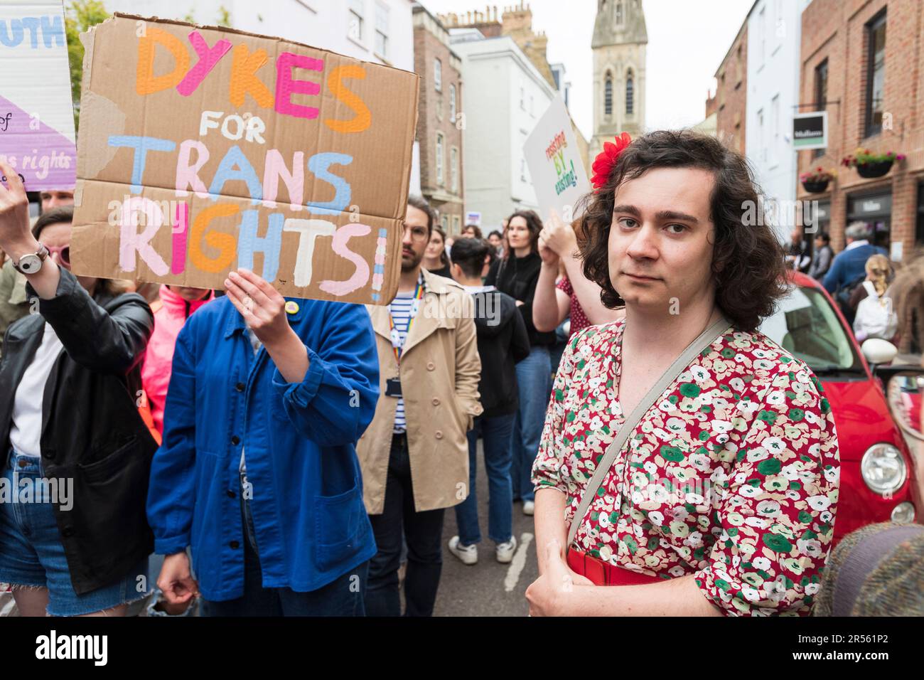 Un groupe de défenseurs des droits pro-trans protestent pacifiquement en dehors de l'Union d'Oxford, contre l'invitation de l'ancienne université du Sussex Banque D'Images