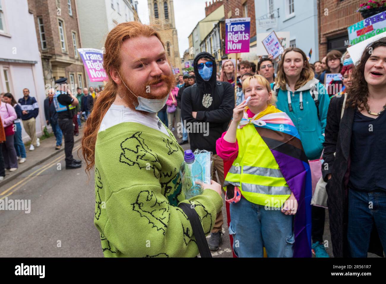 Un groupe de défenseurs des droits pro-trans protestent pacifiquement en dehors de l'Union d'Oxford, contre l'invitation de l'ancienne université du Sussex Banque D'Images