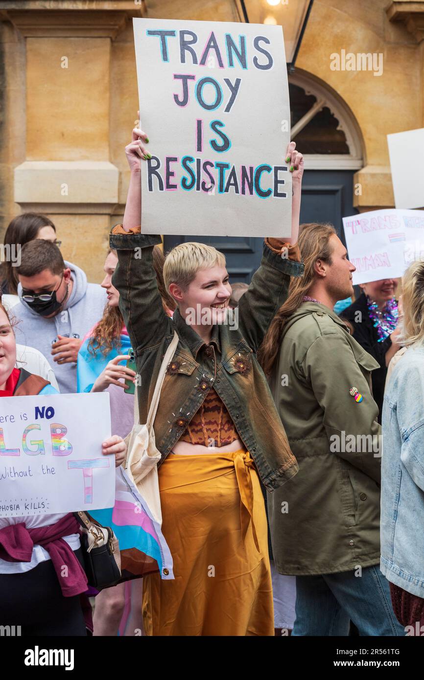 Un groupe de défenseurs des droits pro-trans protestent pacifiquement en dehors de l'Union d'Oxford, contre l'invitation de l'ancienne université du Sussex Banque D'Images