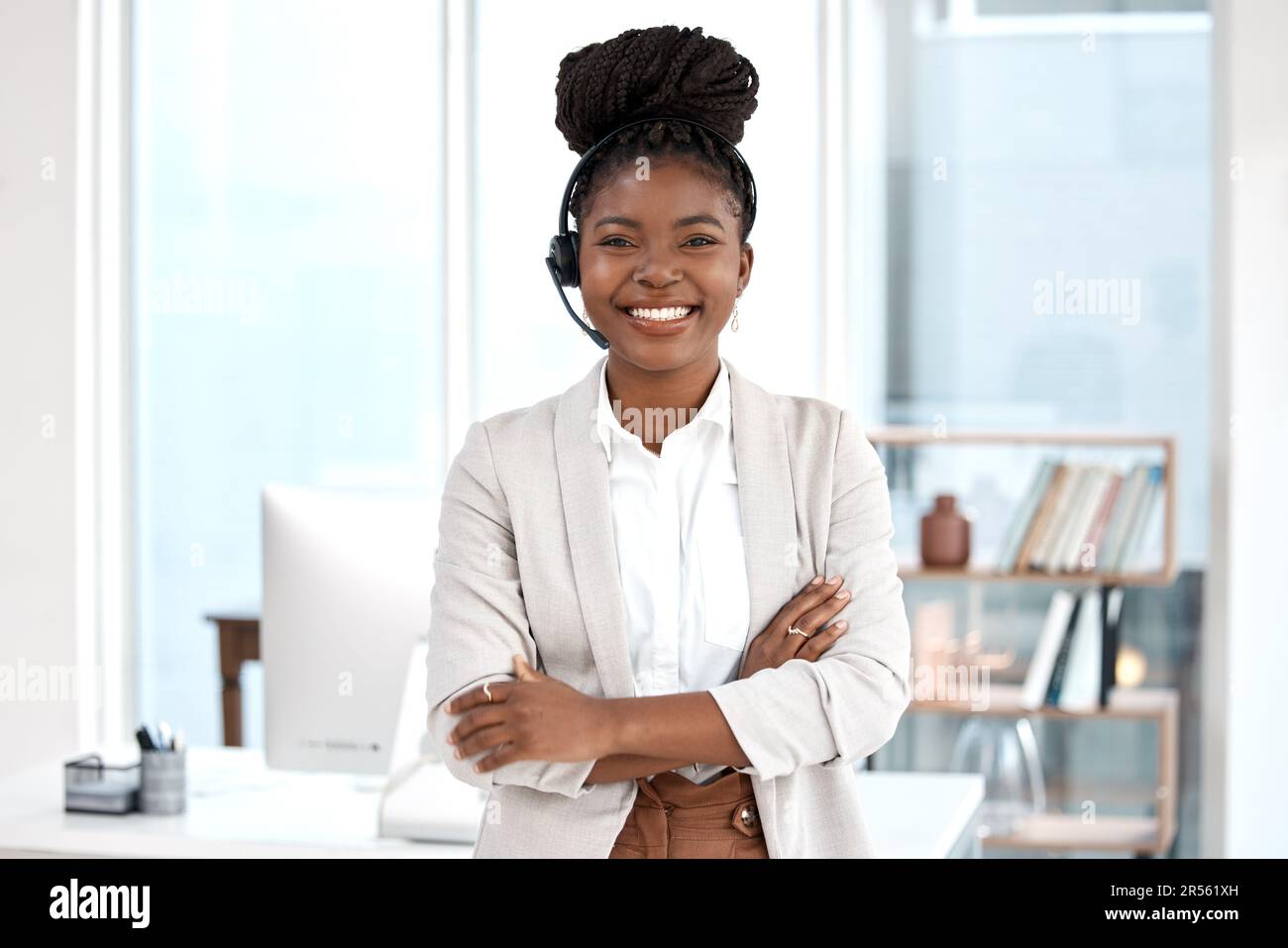 Centre d'appels, bras croisés et portrait de la femme noire au bureau ...