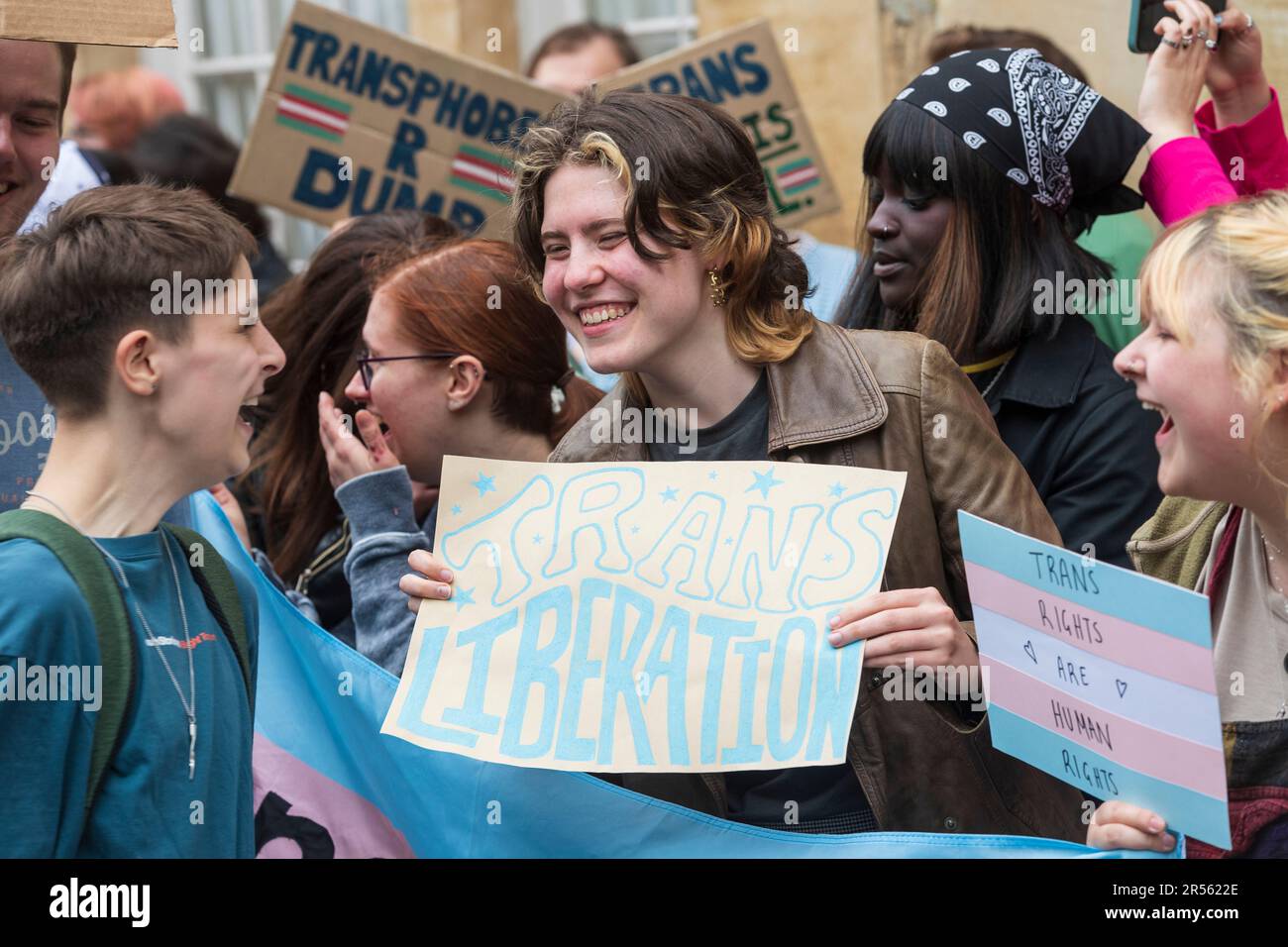 Un groupe de défenseurs des droits pro-trans protestent pacifiquement en dehors de l'Union d'Oxford, contre l'invitation de l'ancienne université du Sussex Banque D'Images