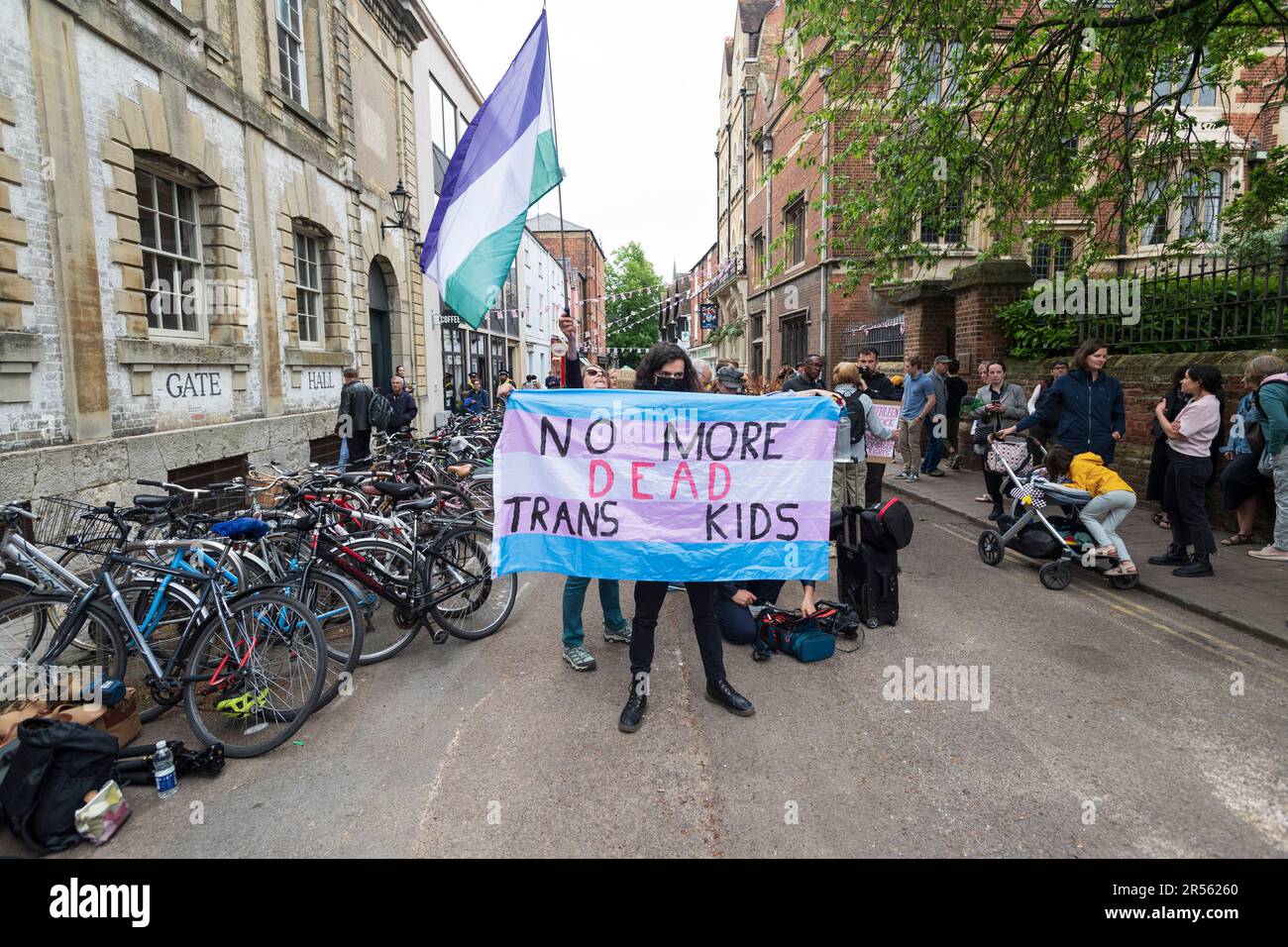 Un groupe de défenseurs des droits pro-trans protestent pacifiquement en dehors de l'Union d'Oxford, contre l'invitation de l'ancienne université du Sussex Banque D'Images