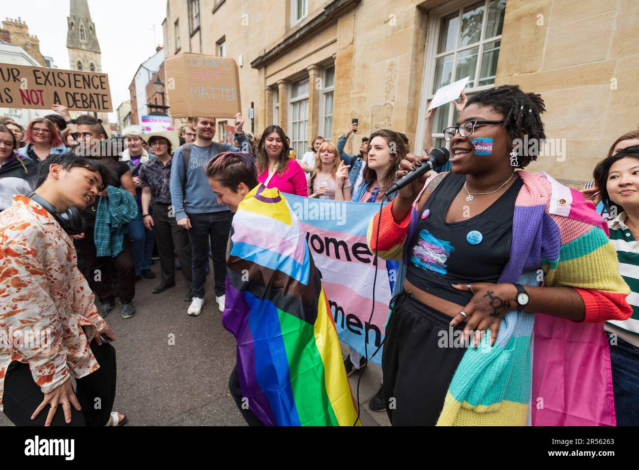 Un groupe de défenseurs des droits pro-trans protestent pacifiquement en dehors de l'Union d'Oxford, contre l'invitation de l'ancienne université du Sussex Banque D'Images