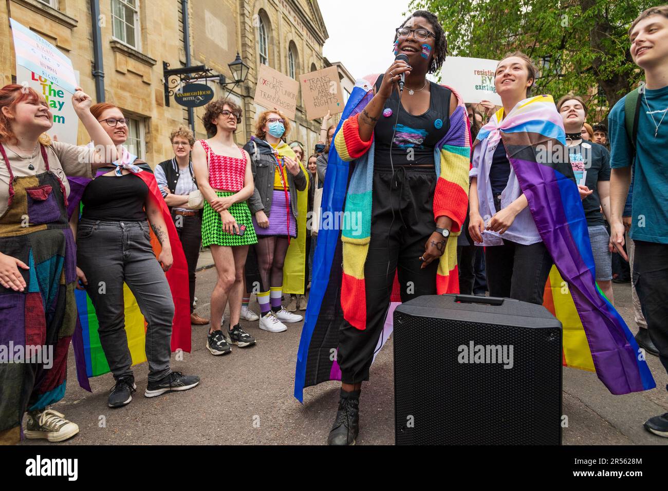 Un groupe de défenseurs des droits pro-trans protestent pacifiquement en dehors de l'Union d'Oxford, contre l'invitation de l'ancienne université du Sussex Banque D'Images