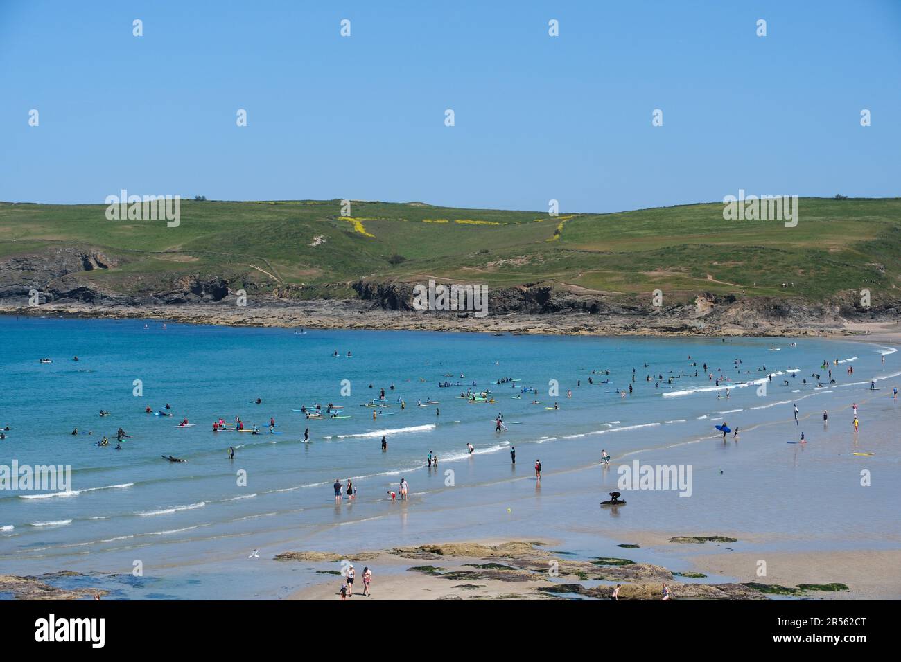 Polzeath, Cornwall, Royaume-Uni. 1st juin 2023. 1 juin. Le début de l'été météorique a pris un départ chaud avec des gens qui se dirigeaient vers la plage et vers la mer à Polzeath, dans les Cornouailles. Les RNLI étaient dehors dans la mer pour s'assurer que les surfeurs, nageurs et paddle-boarders sont restés en sécurité. Crédit Simon Maycock / Alamy Live News. Banque D'Images