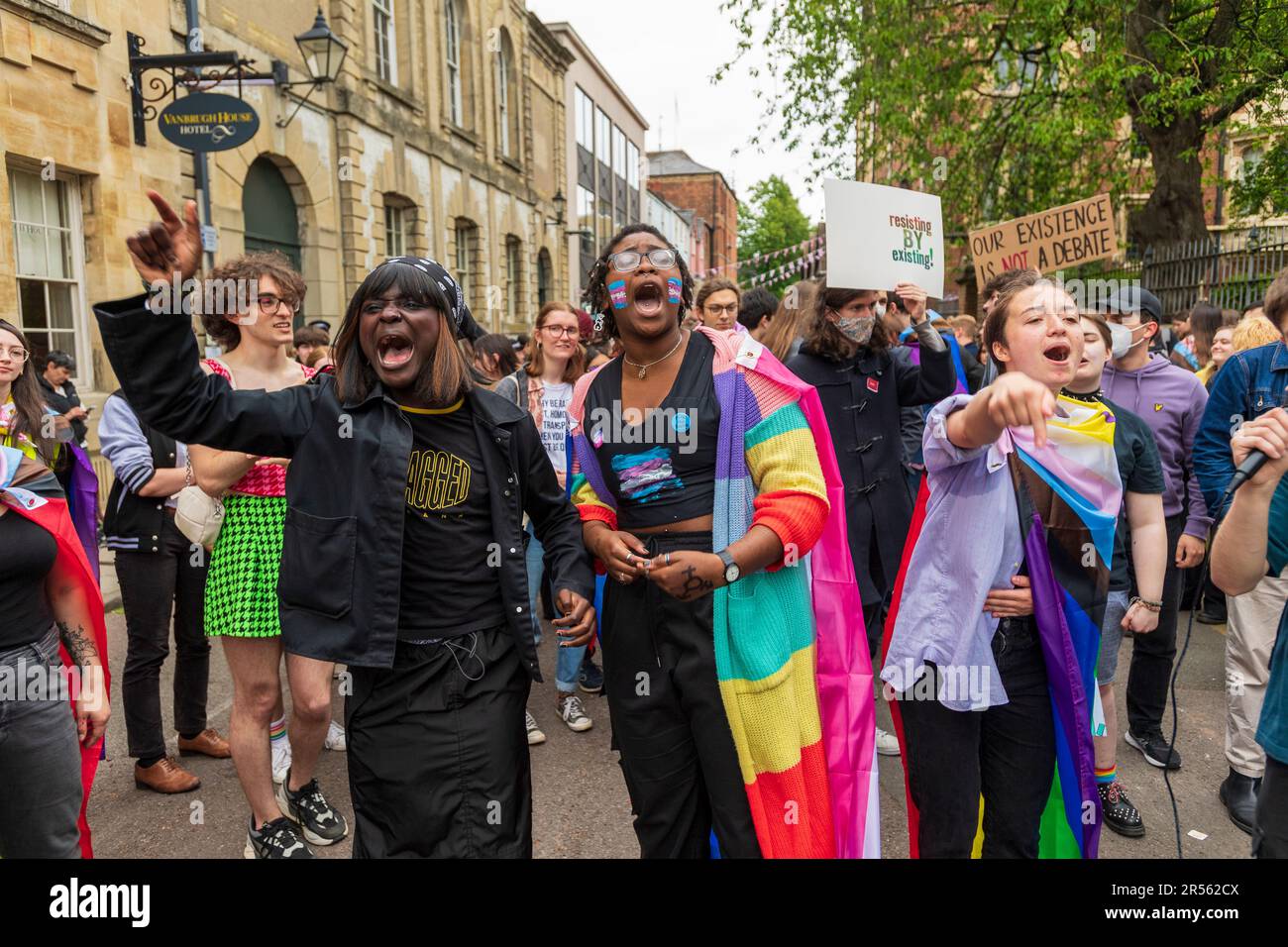 Un groupe de défenseurs des droits pro-trans protestent pacifiquement en dehors de l'Union d'Oxford, contre l'invitation de l'ancienne université du Sussex Banque D'Images