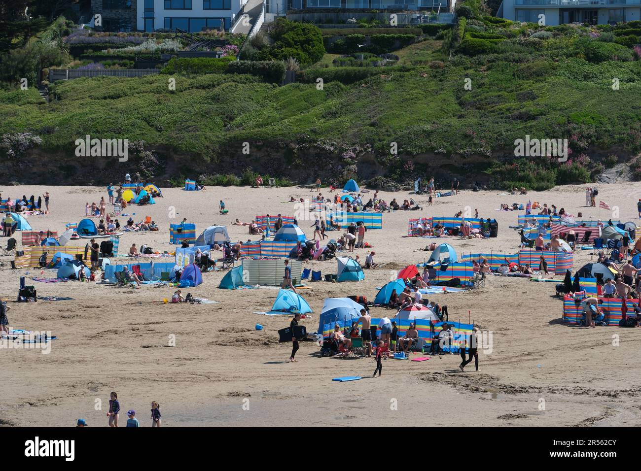 Polzeath, Cornwall, Royaume-Uni. 1st juin 2023. 1 juin. Le début de l'été météorique a pris un départ chaud avec des gens qui se dirigeaient vers la plage et vers la mer à Polzeath, dans les Cornouailles. Les RNLI étaient dehors dans la mer pour s'assurer que les surfeurs, nageurs et paddle-boarders sont restés en sécurité. Crédit Simon Maycock / Alamy Live News. Banque D'Images