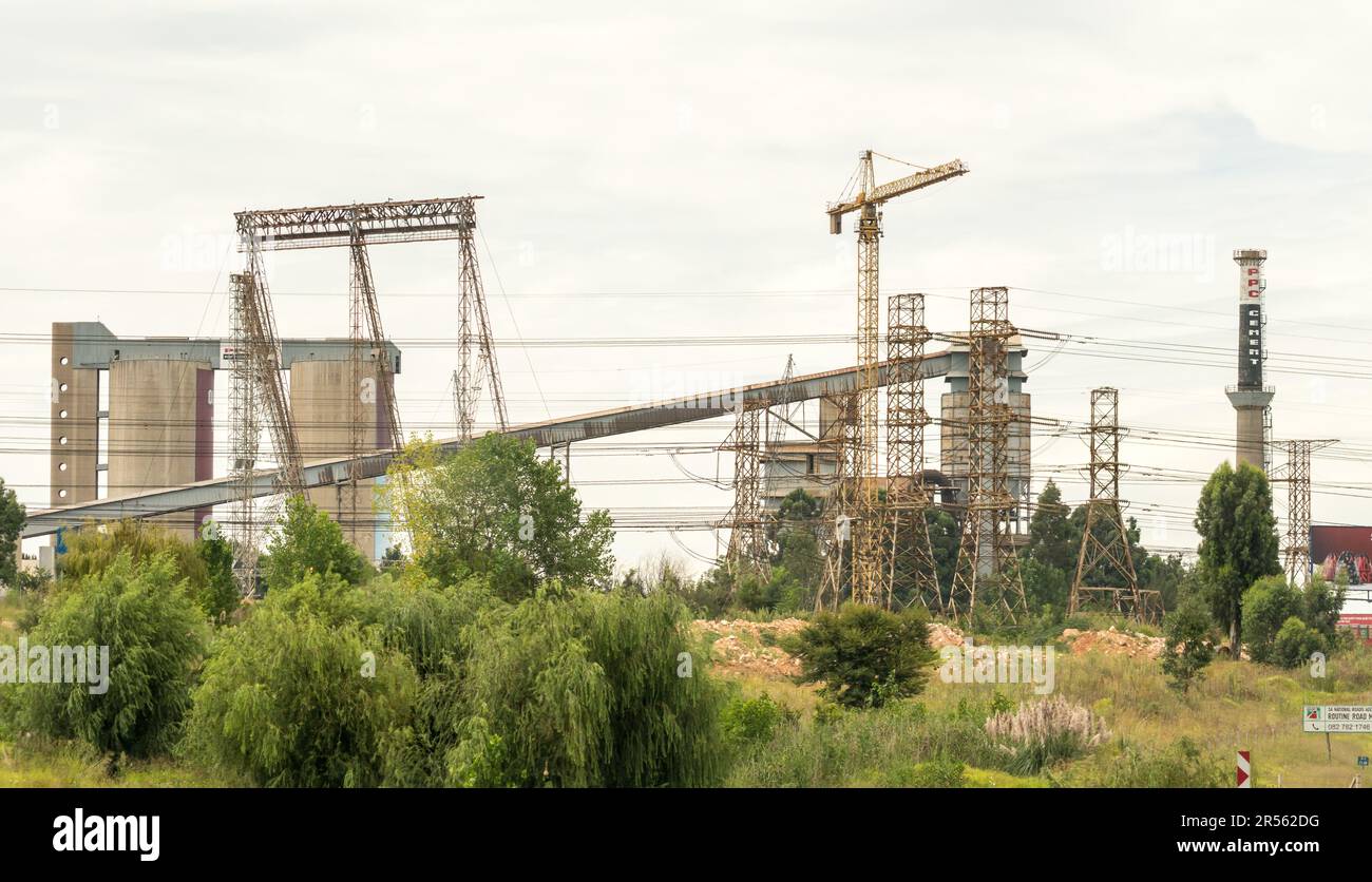 Usine de ciment PPC ou usine de fabrication à la périphérie de Johannesburg, Gauteng, Afrique du Sud concept industrie en Afrique Banque D'Images