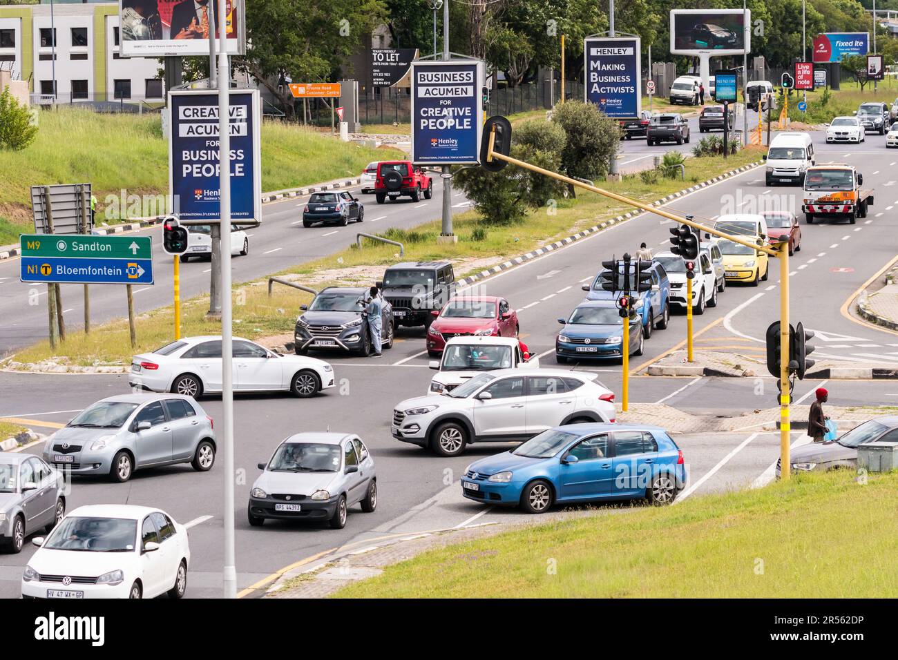 Vue aérienne de la circulation, des voitures et des véhicules sur une route achalandée à Johannesburg, Afrique du Sud pendant les heures de pointe Banque D'Images