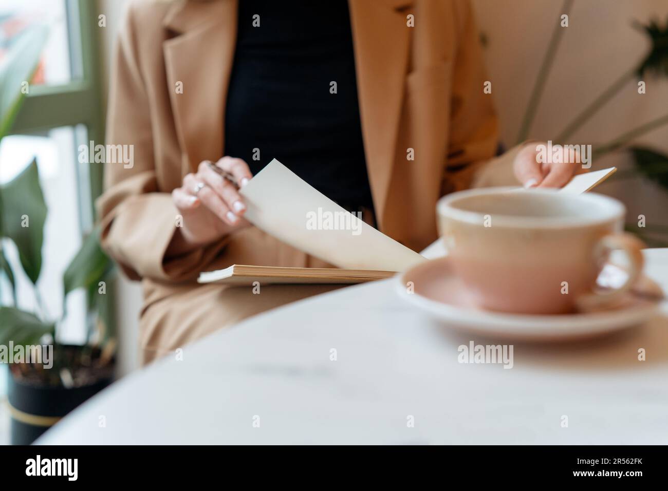 Gros plan d'une femme d'affaires regardant à travers son ordinateur portable Banque D'Images