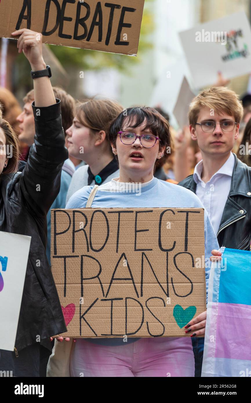 Un groupe de défenseurs des droits pro-trans protestent pacifiquement en dehors de l'Union d'Oxford, contre l'invitation de l'ancienne université du Sussex Banque D'Images