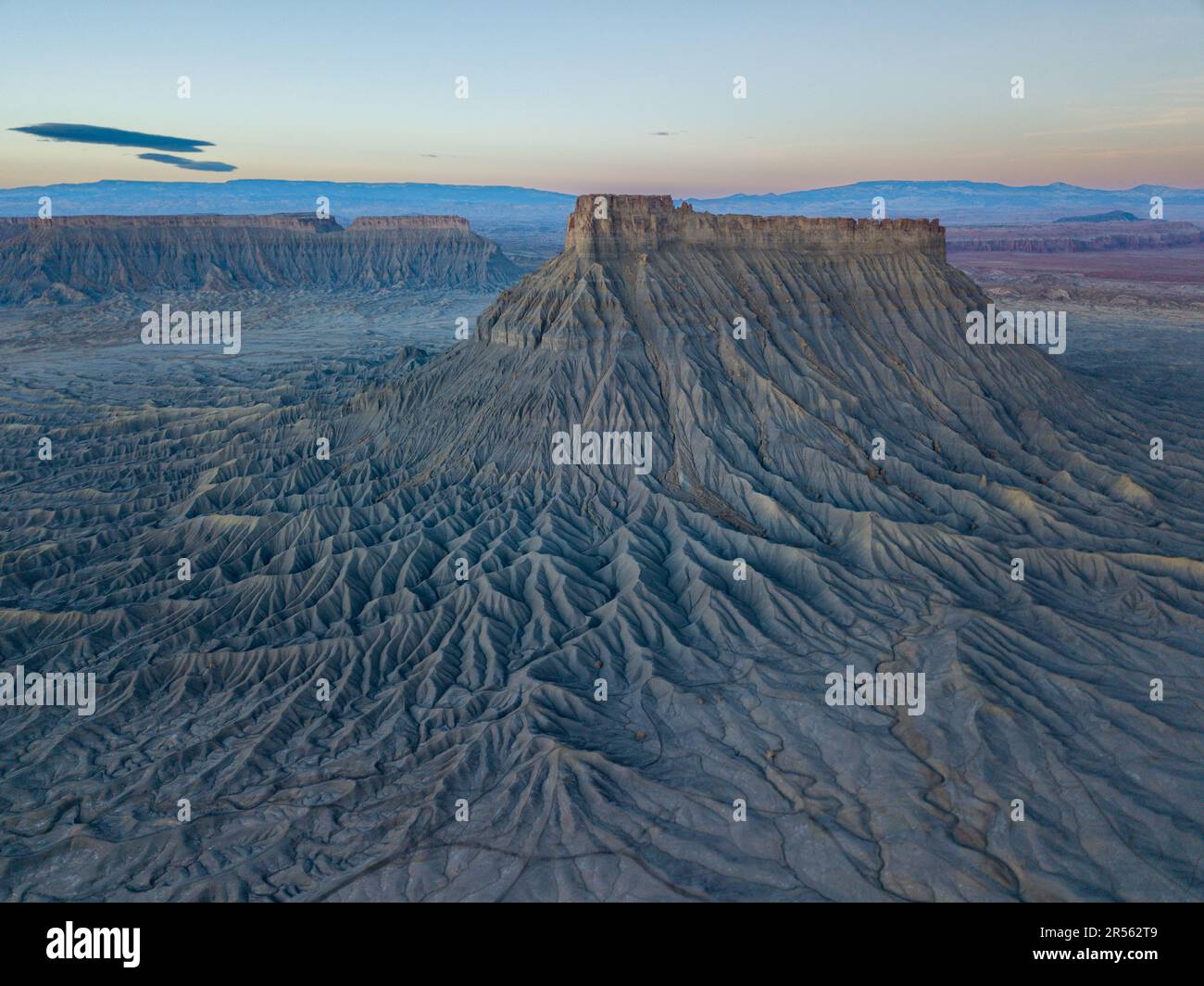 Factory Butte, Upper Blue Hills, Wayne County, Utah, États-Unis Banque D'Images