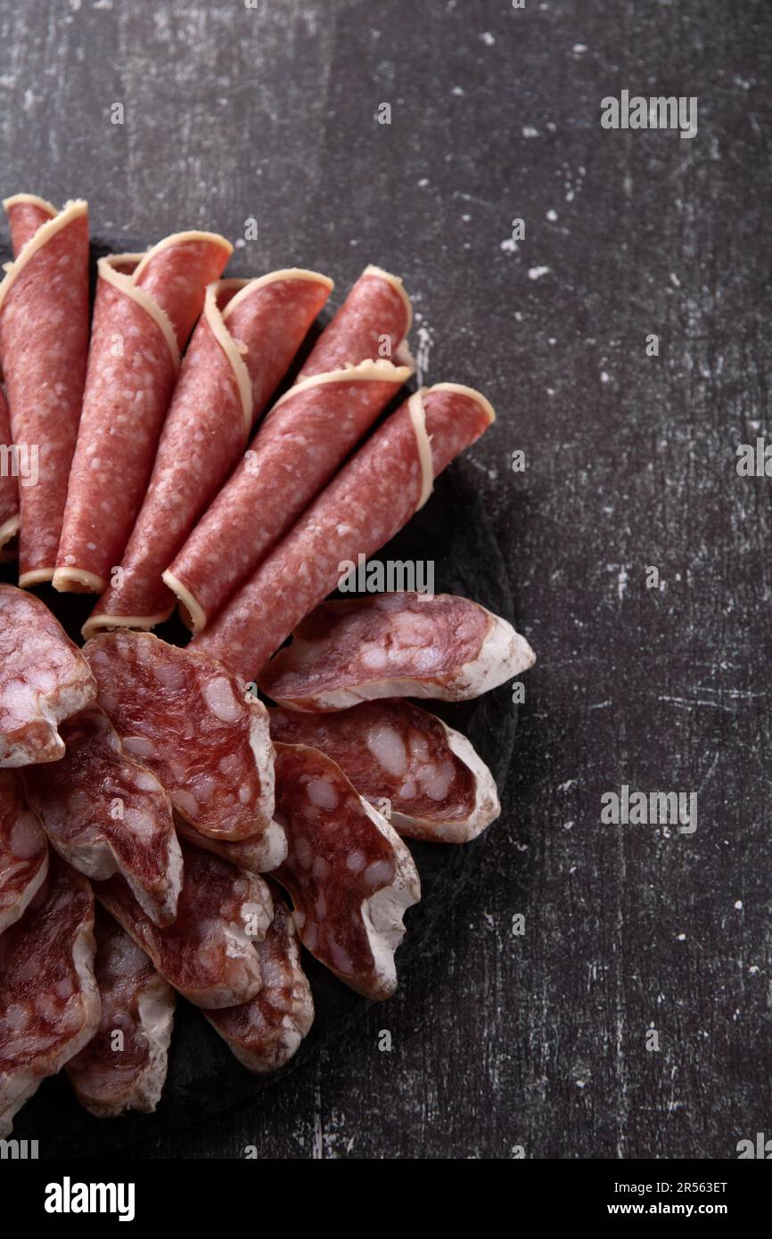 photo de viande tranchée sur une planche sur fond sombre Banque D'Images