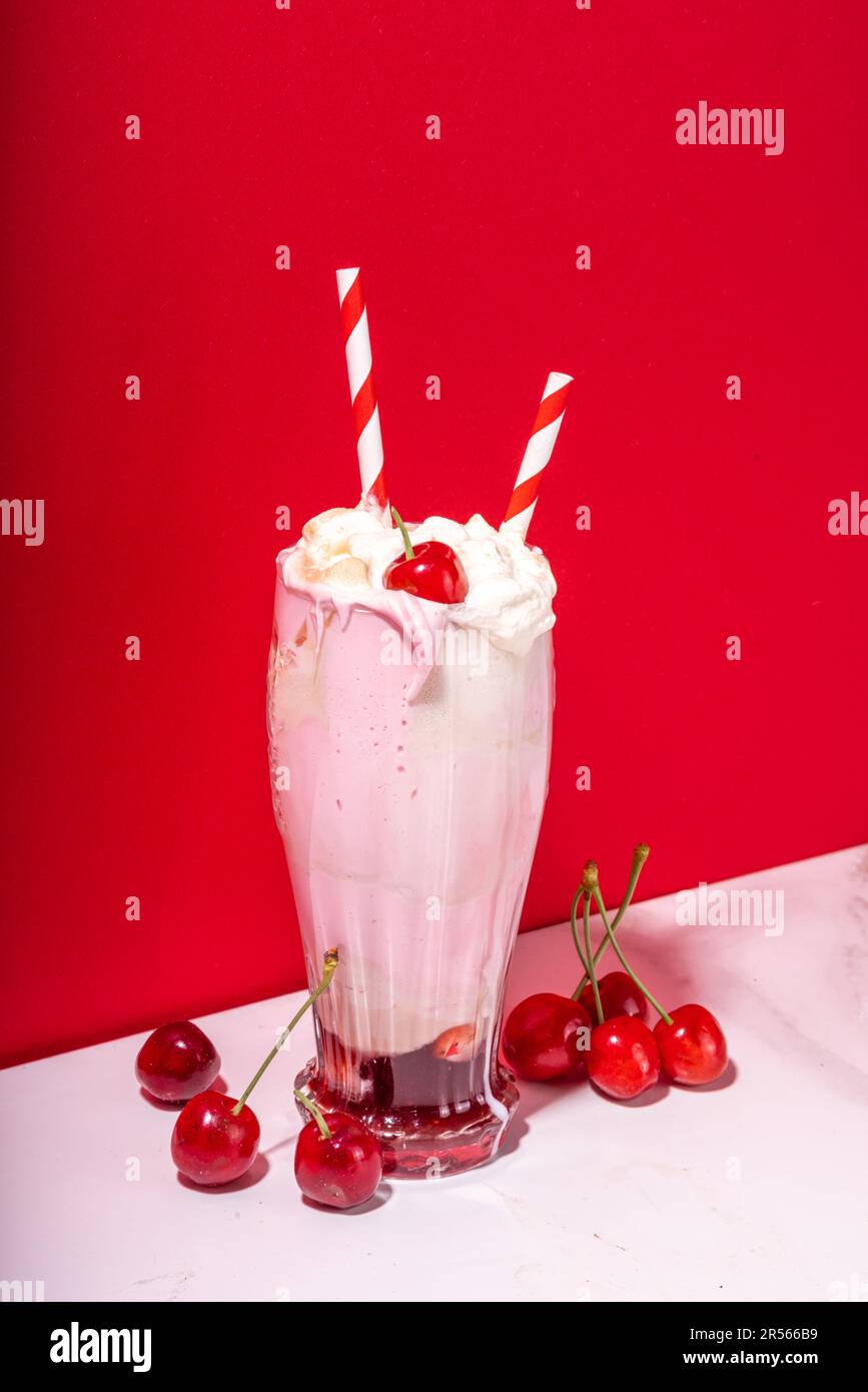 Milkshake maison sucré de cerisier-cola avec crème fouettée, crème glacée,  cola froid, cerises fraîches et sirop Photo Stock - Alamy
