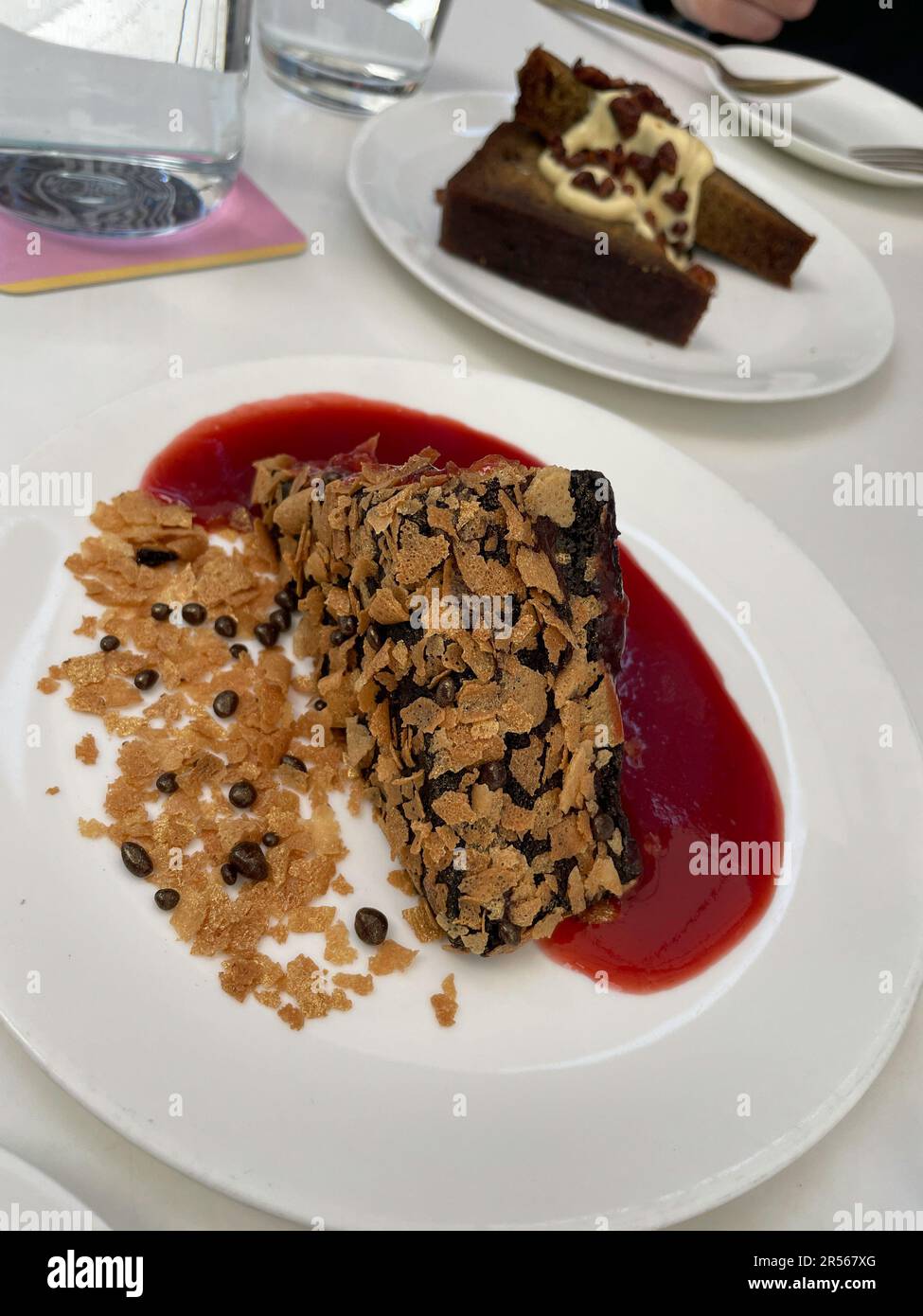 Le Terrace café est situé dans le musée d'art moderne et propose de petits plats principaux et desserts, 2023, New York City, États-Unis Banque D'Images