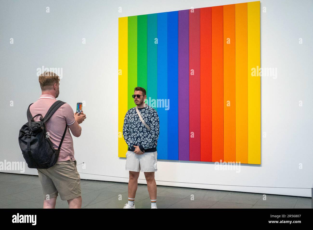 Les clients posant pour une photo au Musée d'art moderne pendant le mois de la fierté, 2023, New York City, USA Banque D'Images