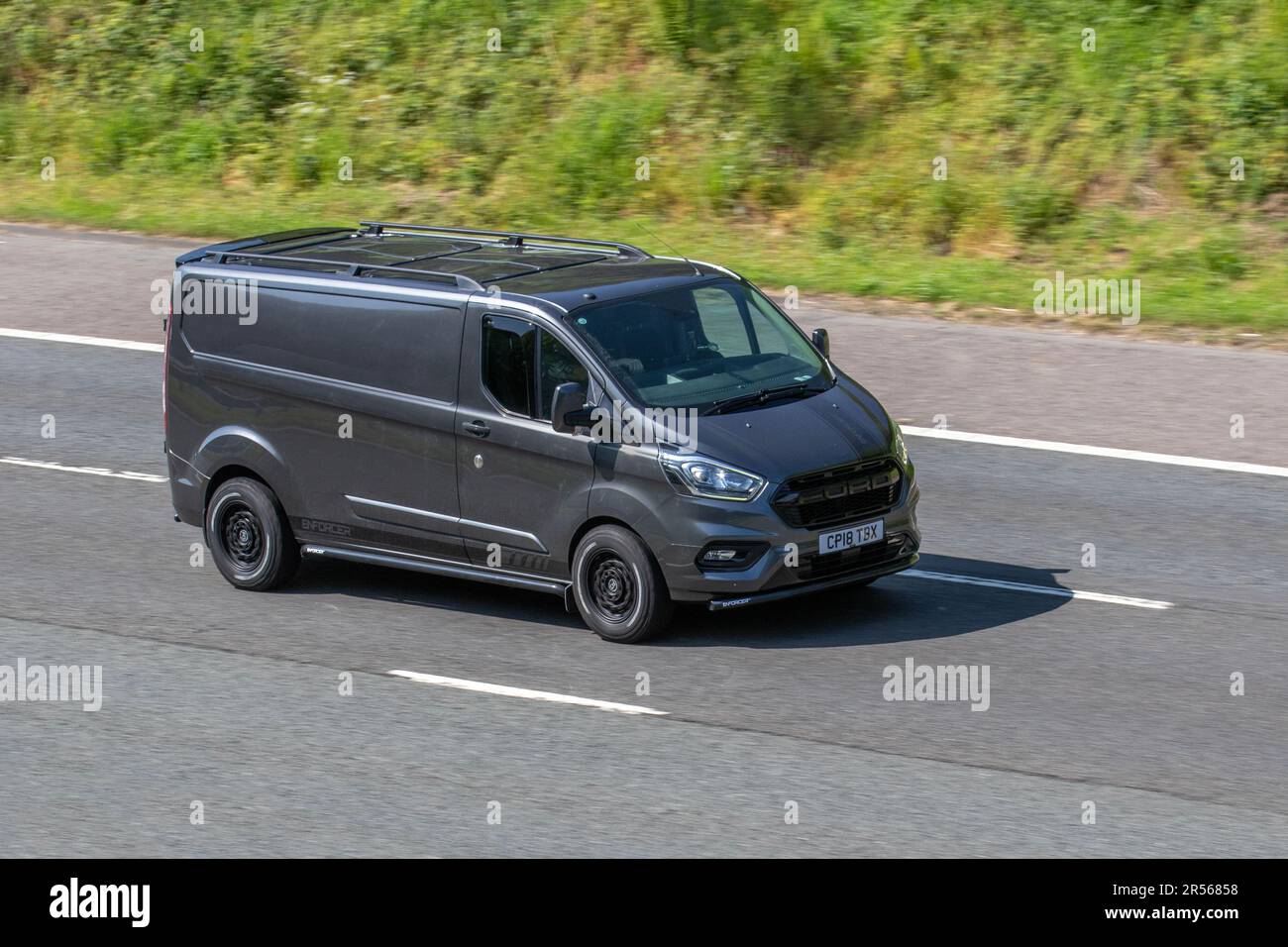 Fourgonnette à panneaux Ford Transit Custom 300 Limited 2018. Transit Custom 300 Limited TDCi 130 Ecoblue L2H1 LWB Grey LCV Panel Van Diesel 1995 cc Banque D'Images