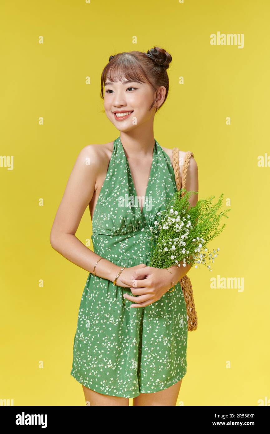 jeune fille caucasienne souriante, tient un bouquet de fleurs sauvages dans les mains Banque D'Images