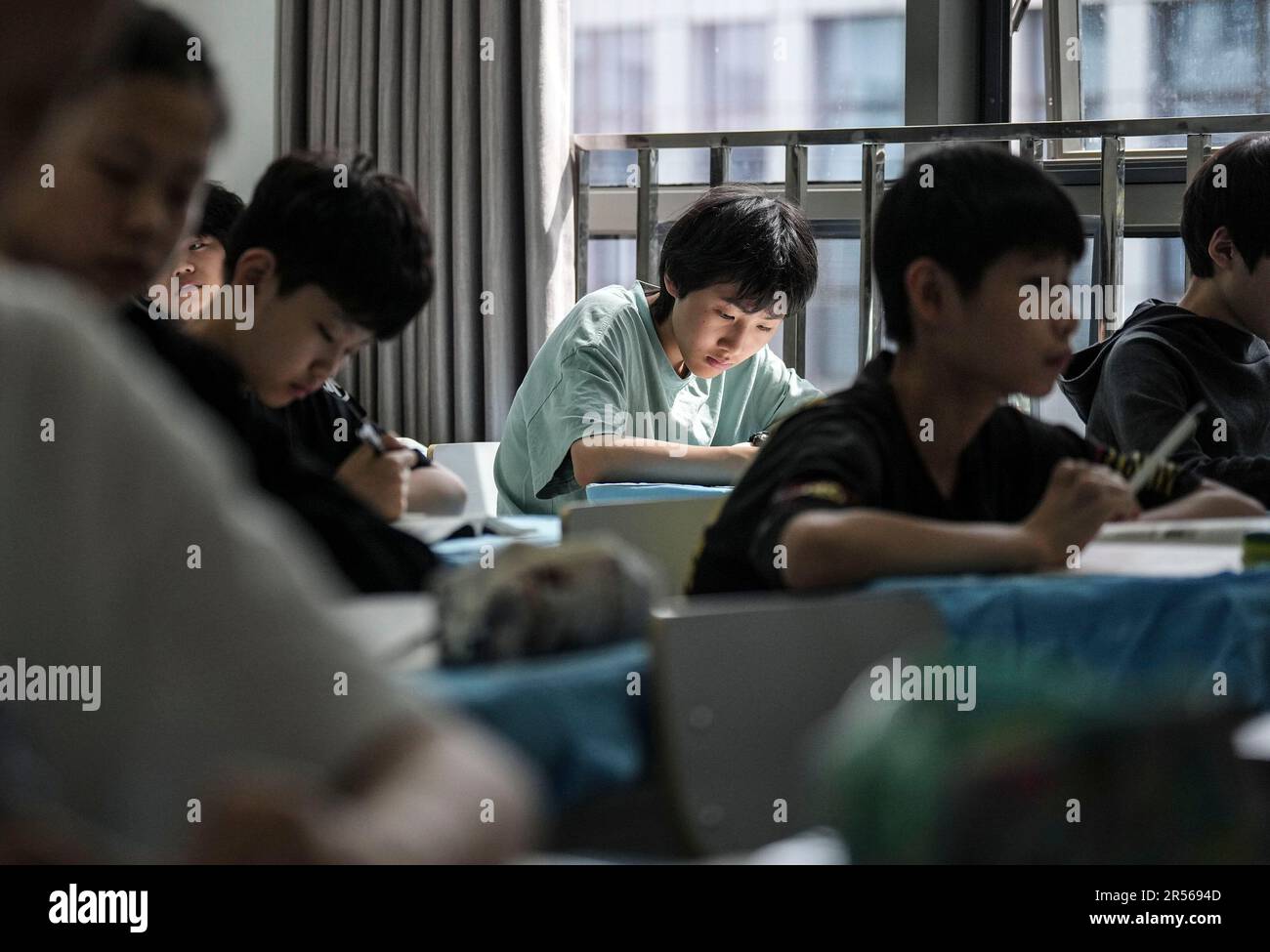 SHENYANG, 1 juin 2023 (Xinhua) -- les élèves suivent un cours d'éducation générale dans une école de ballet affiliée au Ballet de Liaoning à Shenyang, dans la province de Liaoning, au nord-est de la Chine, au 30 mai 2023. Fondée en 1994, l'école de ballet affiliée à Liaoning Ballet est une importante base de formation professionnelle de ballet en Chine. L'école recrute des enfants âgés de 10 à 12 ans qui s'intéressent au ballet et qui ont un certain niveau de compétence en ballet de partout au pays. Près de 1 000 enfants font une demande d'école chaque année, et environ 70 d'entre eux sont acceptés. Actuellement, il y a plus de 400 stu Banque D'Images