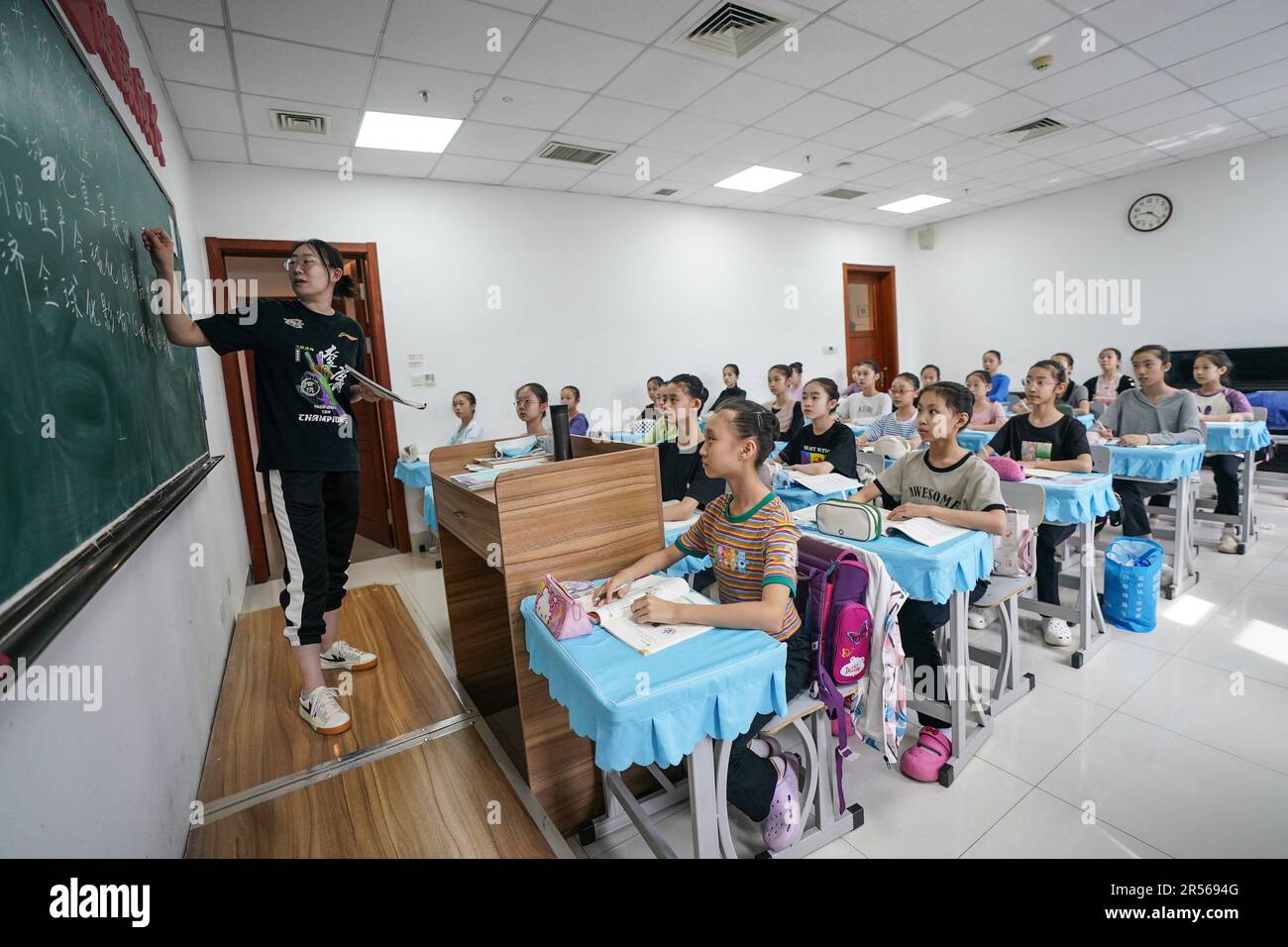 SHENYANG, 1 juin 2023 (Xinhua) -- les élèves suivent un cours d'éducation générale dans une école de ballet affiliée au Ballet de Liaoning à Shenyang, dans la province de Liaoning, au nord-est de la Chine, au 30 mai 2023. Fondée en 1994, l'école de ballet affiliée à Liaoning Ballet est une importante base de formation professionnelle de ballet en Chine. L'école recrute des enfants âgés de 10 à 12 ans qui s'intéressent au ballet et qui ont un certain niveau de compétence en ballet de partout au pays. Près de 1 000 enfants font une demande d'école chaque année, et environ 70 d'entre eux sont acceptés. Actuellement, il y a plus de 400 stu Banque D'Images