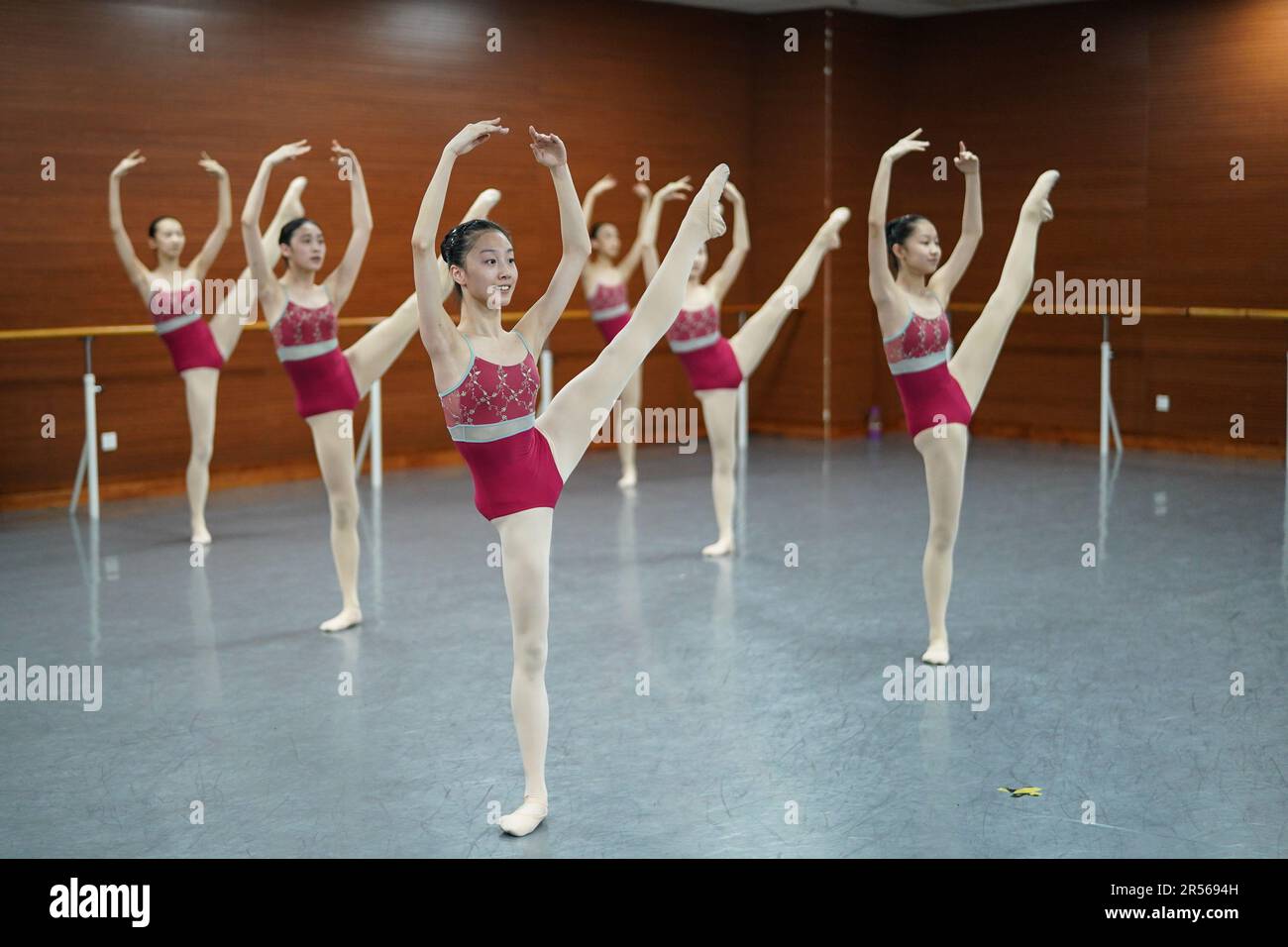 SHENYANG, 1 juin 2023 (Xinhua) -- les élèves suivent une classe de ballet dans une école de ballet affiliée au Ballet de Liaoning à Shenyang, dans la province de Liaoning, au nord-est de la Chine, au 30 mai 2023. Fondée en 1994, l'école de ballet affiliée à Liaoning Ballet est une importante base de formation professionnelle de ballet en Chine. L'école recrute des enfants âgés de 10 à 12 ans qui s'intéressent au ballet et qui ont un certain niveau de compétence en ballet de partout au pays. Près de 1 000 enfants font une demande d'école chaque année, et environ 70 d'entre eux sont acceptés. À l'heure actuelle, il y a plus de 400 étudiants studyi Banque D'Images